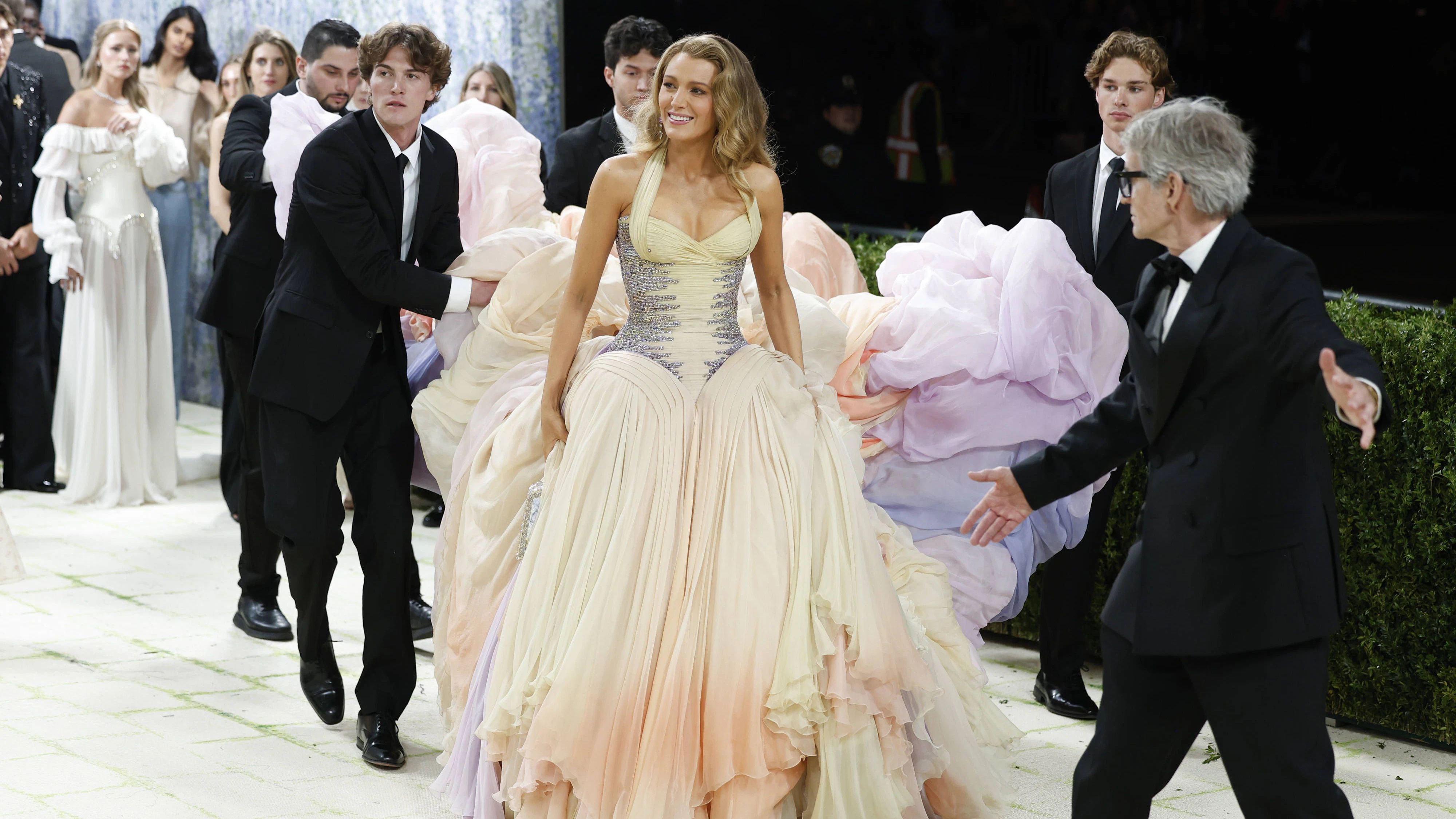 Blake Lively überrascht mit plötzlichem Auftritt bei der Met-Gala am Montagabend.