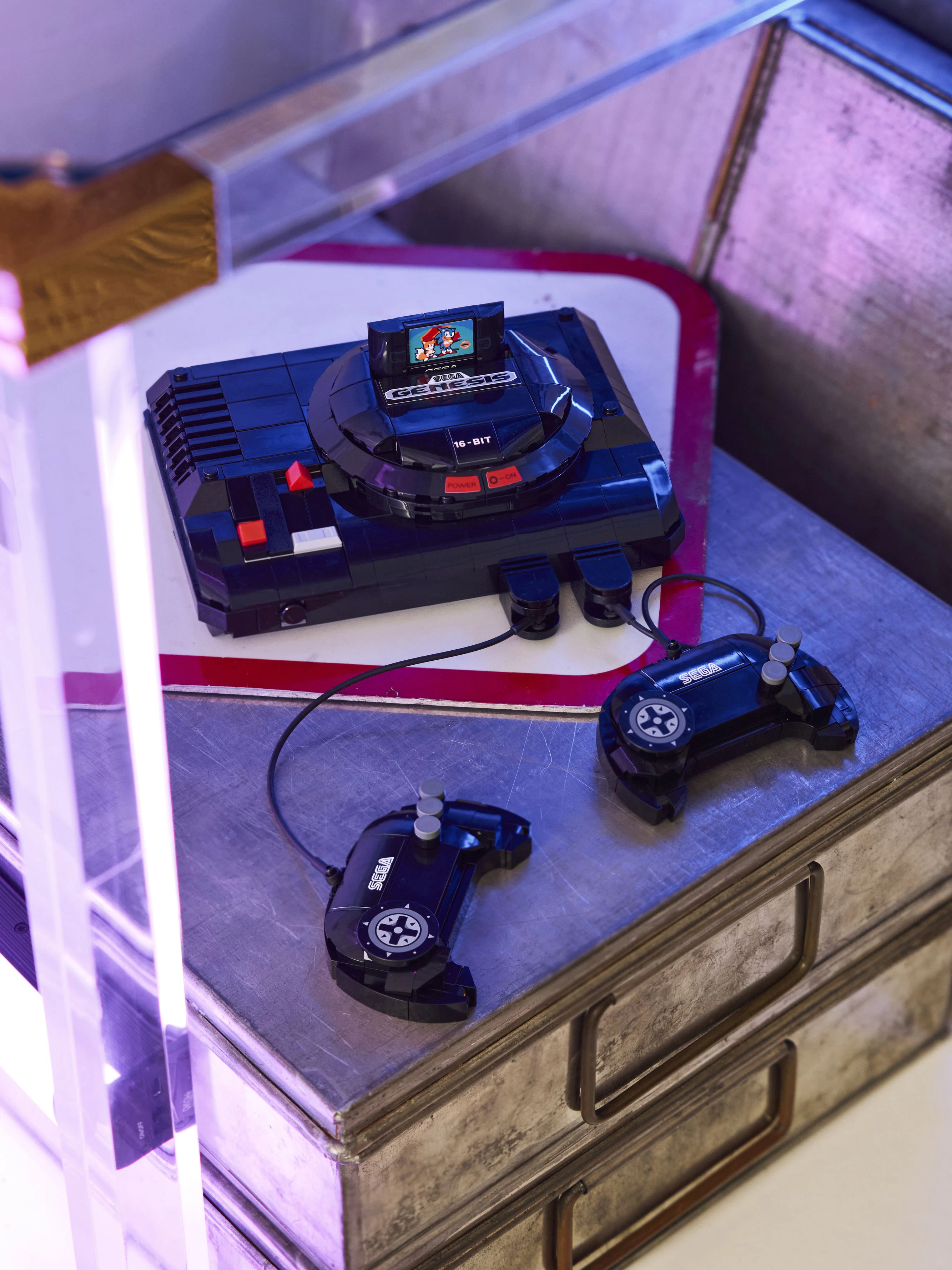 Auch zwei Controller sind enthalten, die sich vom Gerät abnehmen lassen.