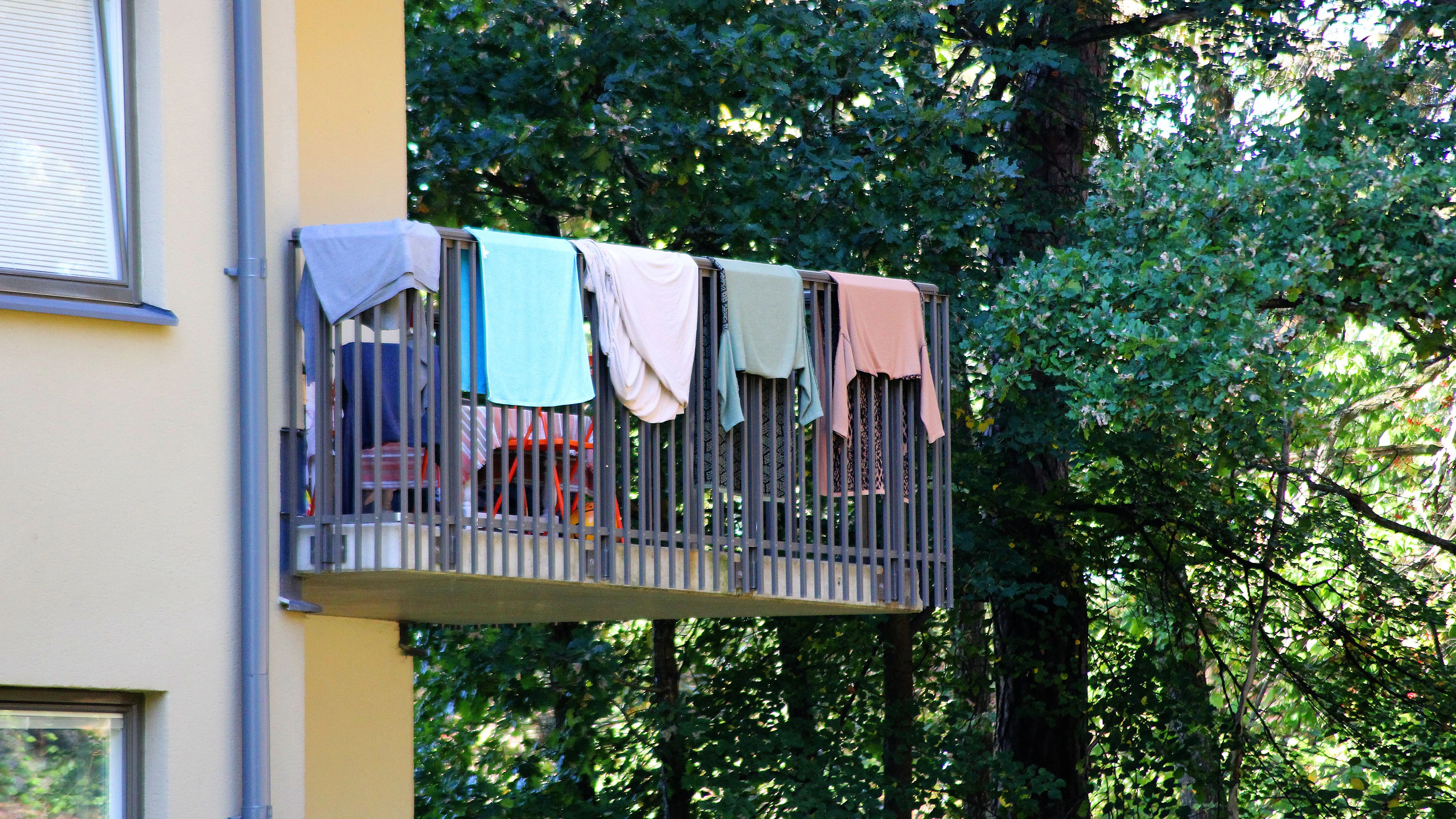 Wäsche am Balkon hängen...