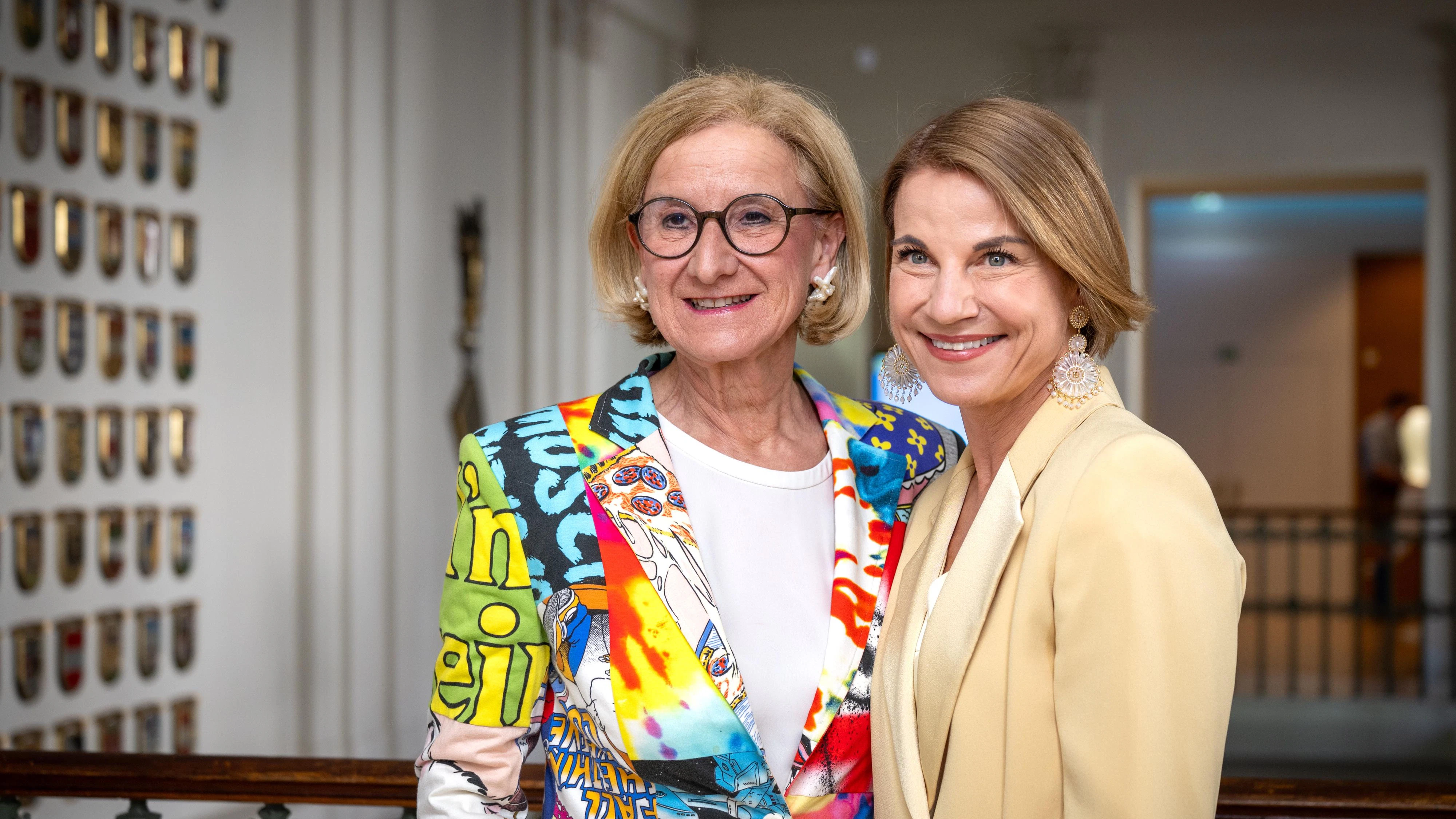 Das Programm für das Theaterfest Niederösterreich 2026 wurde vorgestellt (v.l.n.r.)_ Landeshauptfrau Johanna Mikl-Leitner (ÖVP) und Kristian Sprenger, Obfrau Theaterfest Niederösterreich und Intendantin Festspiele Berndorf.