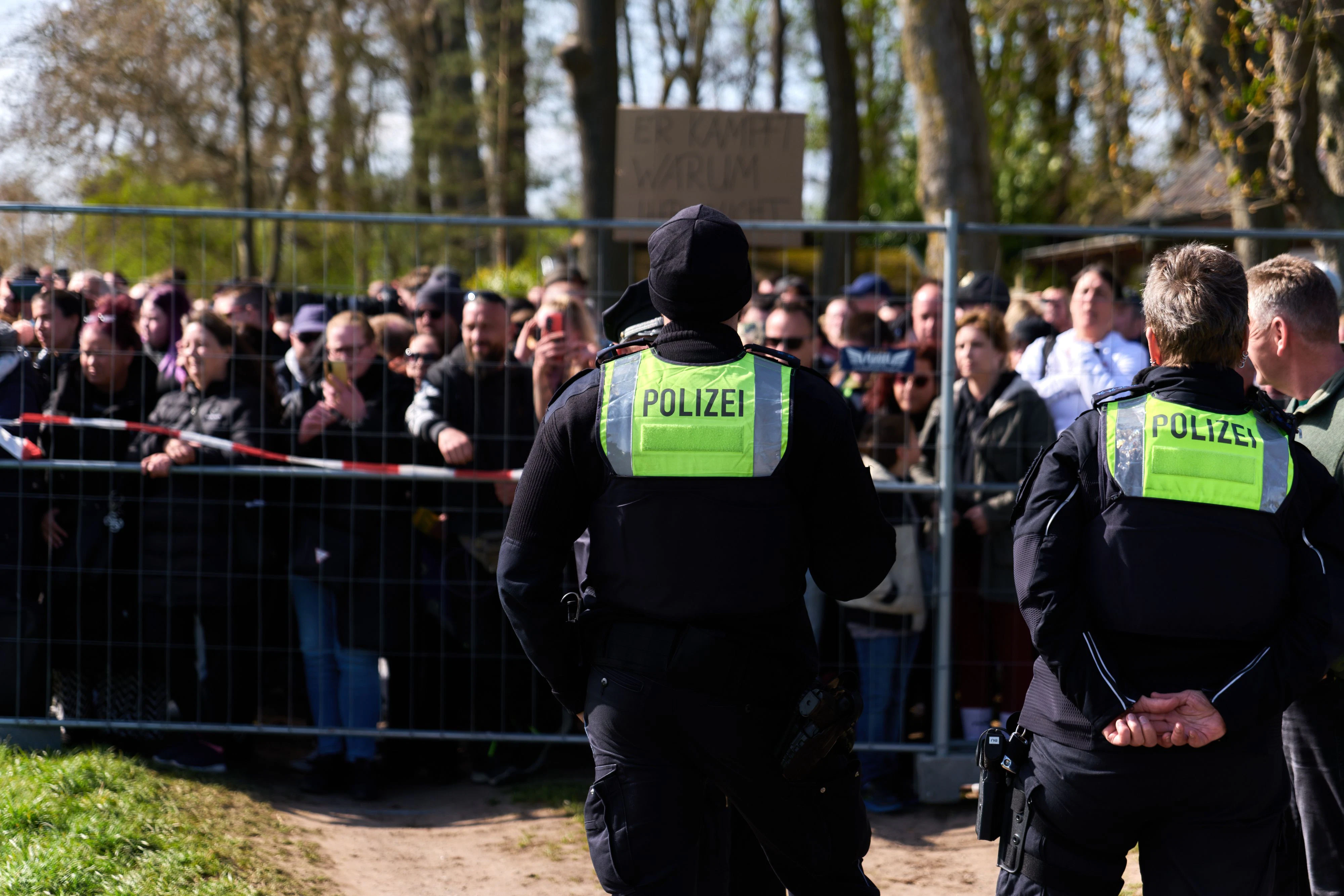 Hunderte Menschen demonstrierten dagegen, dass Timmy zum Sterben liegen gelassen werden sollte