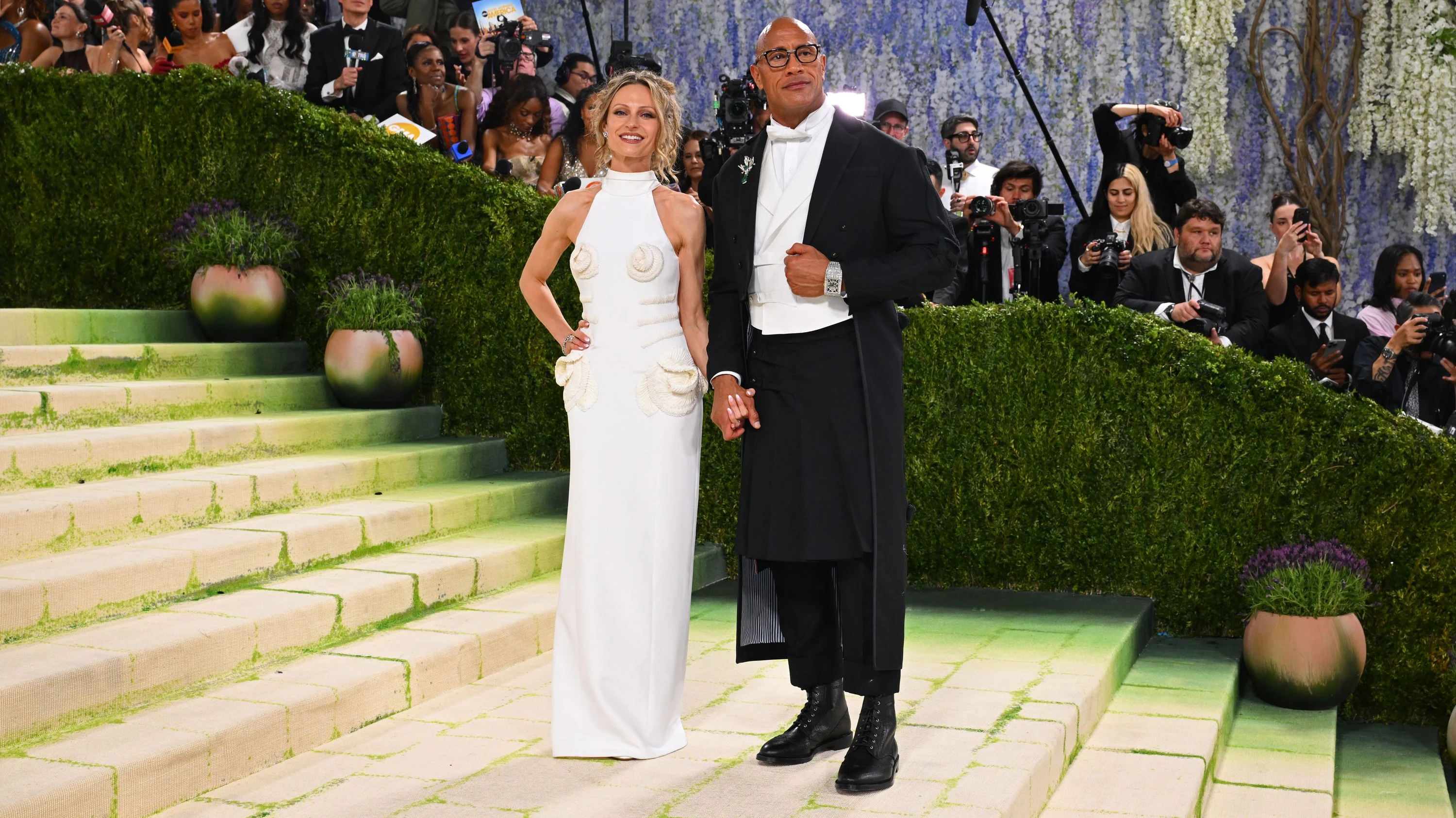 Dwayne Johnson trug nicht nur die teuerste Uhr des Abends, sondern auch einen plissierten Rock.