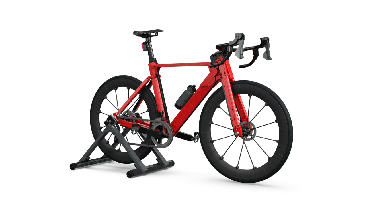 Das Rennrad wird mit einem eigenen Ständer versehen. Dieser hebt das Hinterrad an, sodass es sich frei drehen kann.