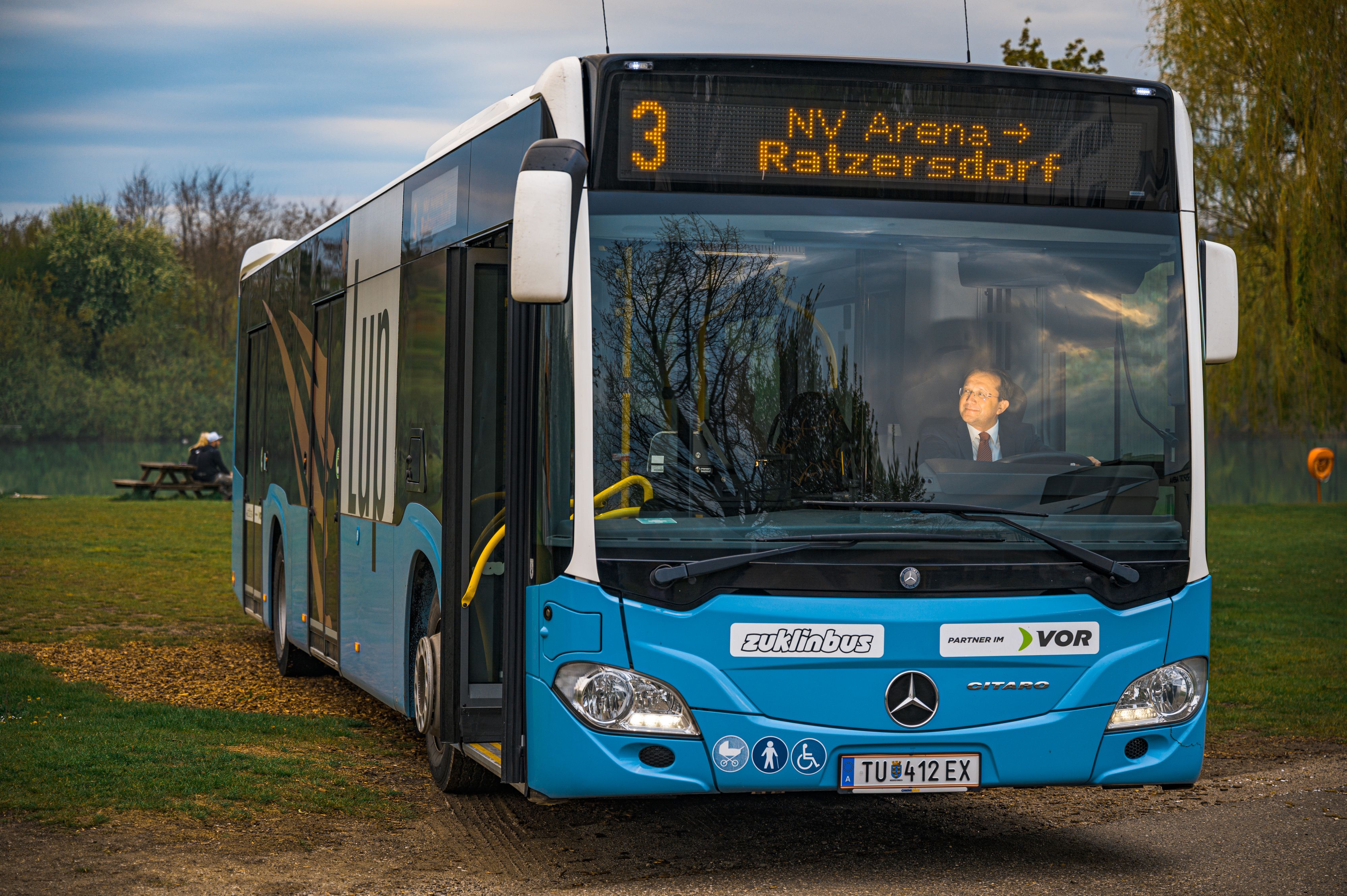 Bürgermeister Matthias Stadler am Steuer eines LUP-Busses beim See.