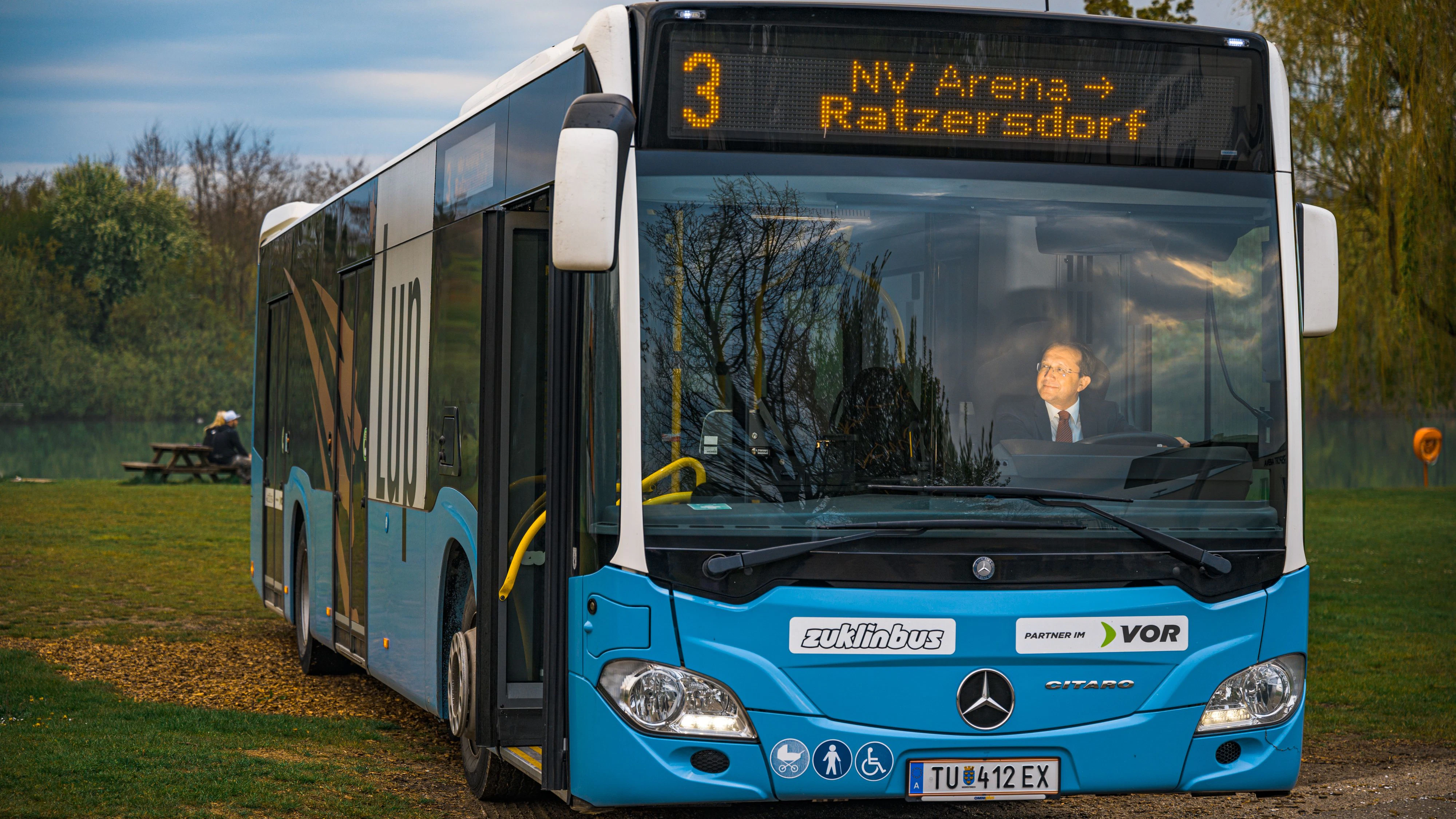 Bürgermeister Matthias Stadler am Steuer eines LUP-Busses beim See.