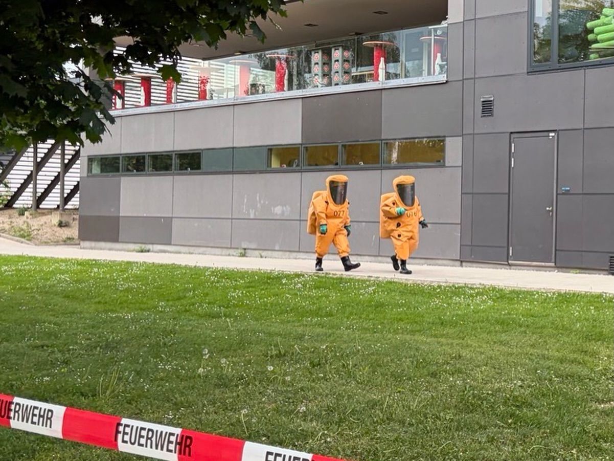 Heute.at - Gas tritt in Freibad aus: Feuerwehrler in Schutzanzügen