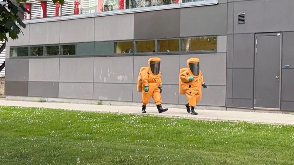 Gut geschützt befanden sich die Feuerwehrler im Parkbad im Einsatz.