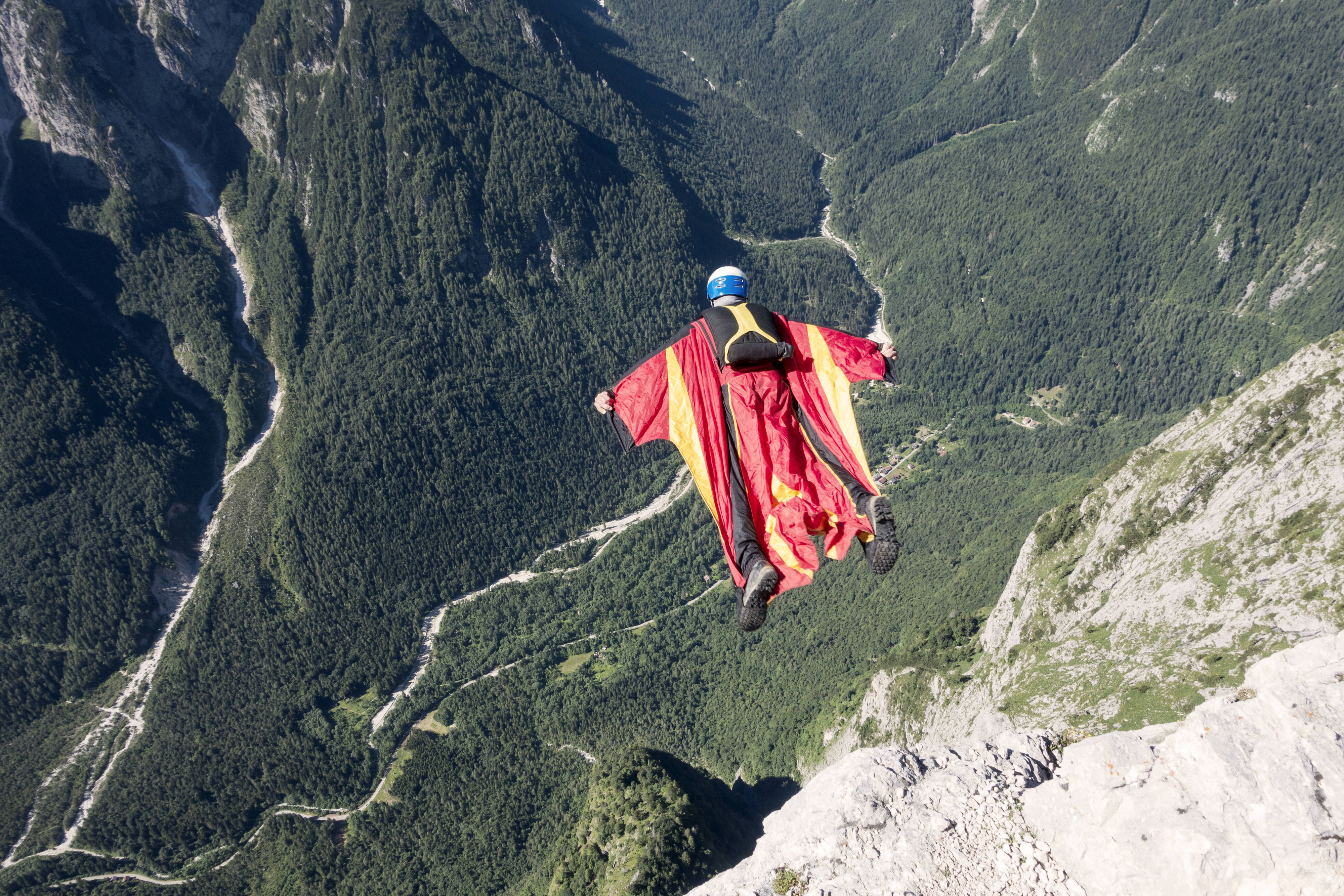 Der Mann stürzte mit seinem Wingsuit ab. Einsatzkräfte fanden unterhalb einer Felswand seine Leiche.