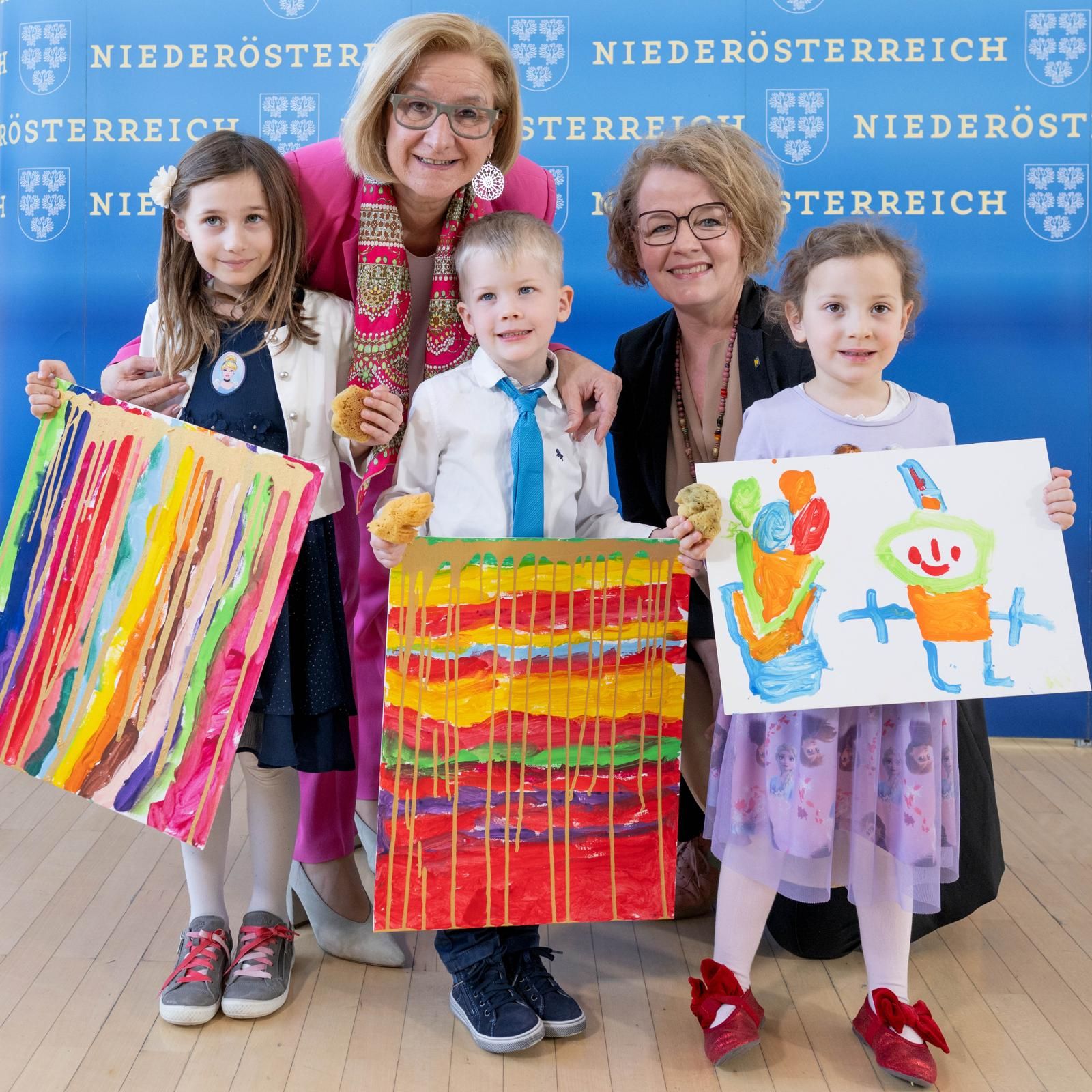 Johanna Mikl-Leitner und Christiane Teschl-Hofmeister mit Kindern