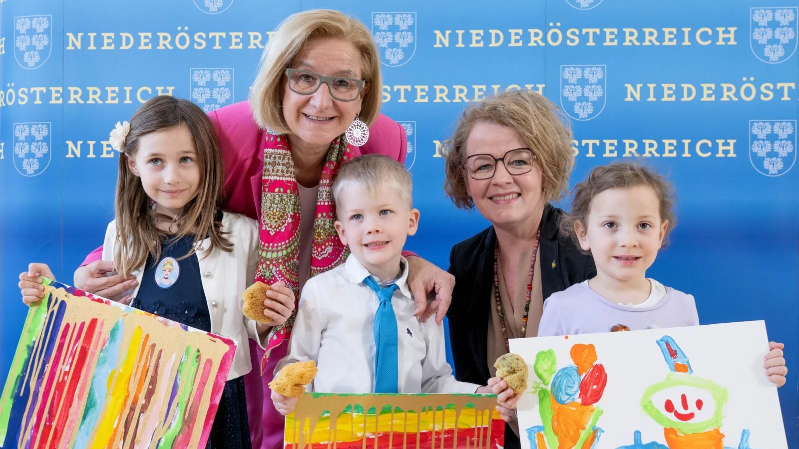 Johanna Mikl-Leitner und Christiane Teschl-Hofmeister mit Kindern