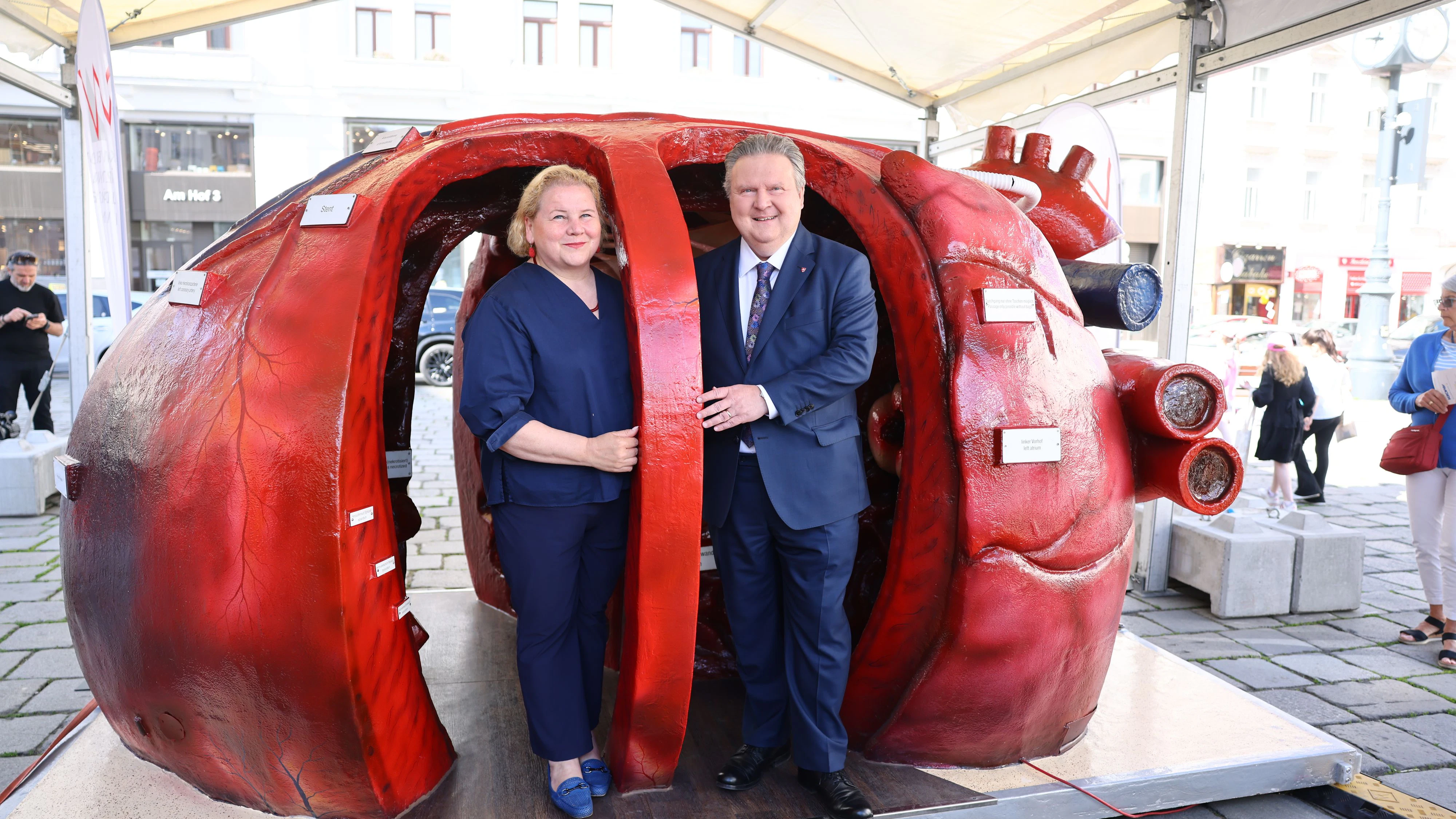 Heute.at - Ministerin und Bürgermeister zeigen in Wien viel Herz