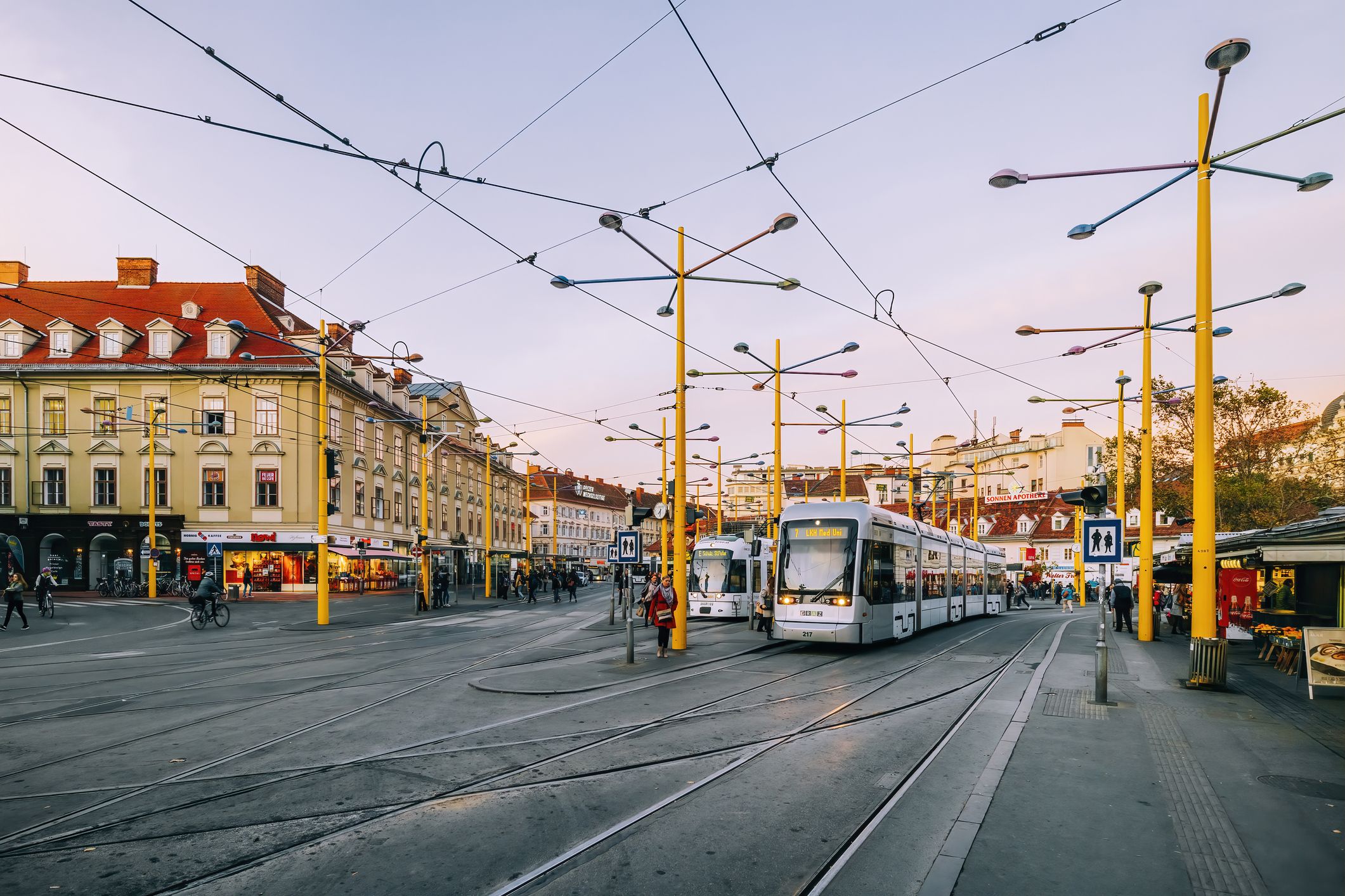 In Graz wurde eine 89-Jährige Frau von einer Straßenbahn erfasst und schwer verletzt. Symbolbild.