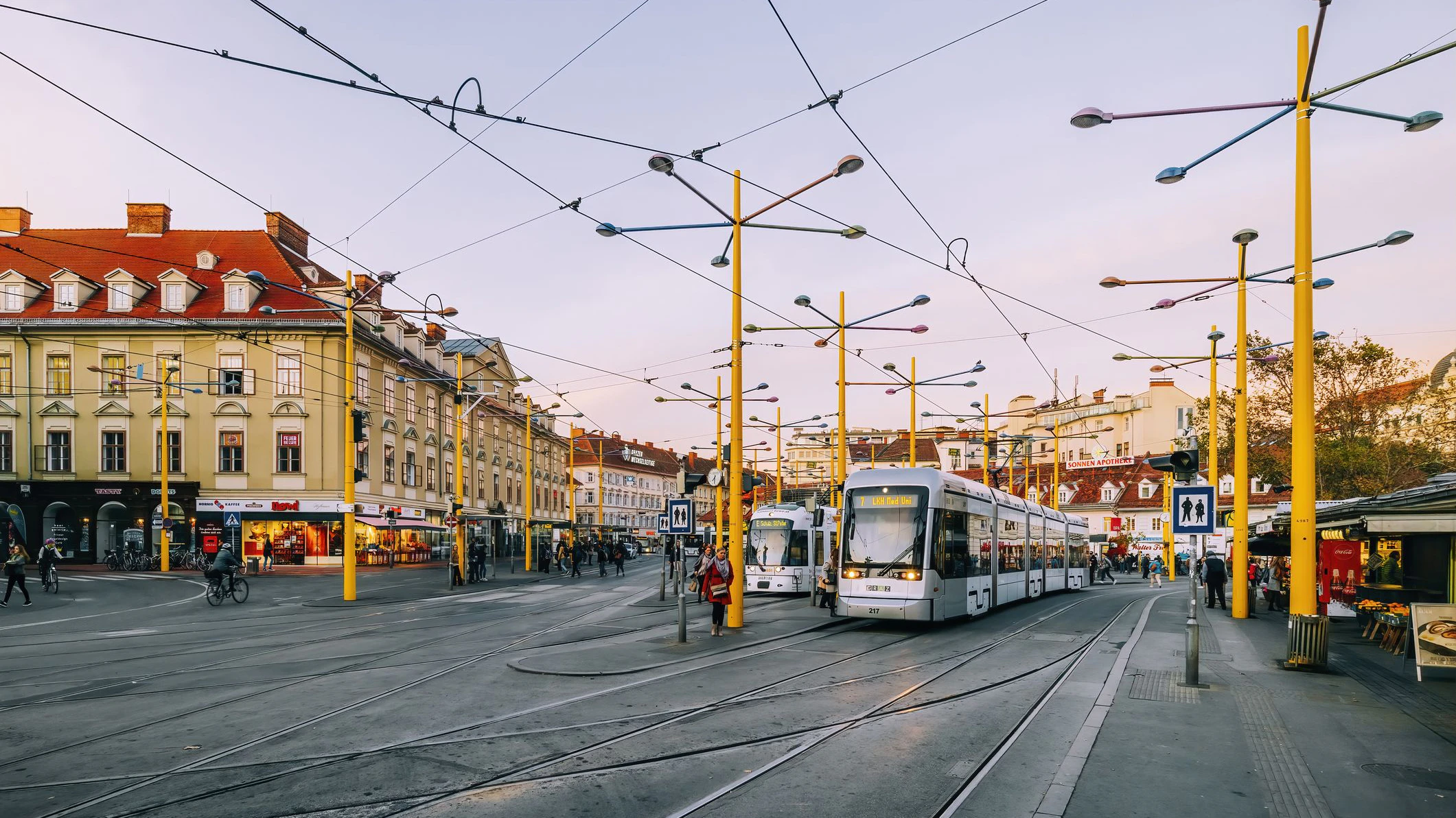 In Graz wurde eine 89-Jährige Frau von einer Straßenbahn erfasst und schwer verletzt. Symbolbild.
