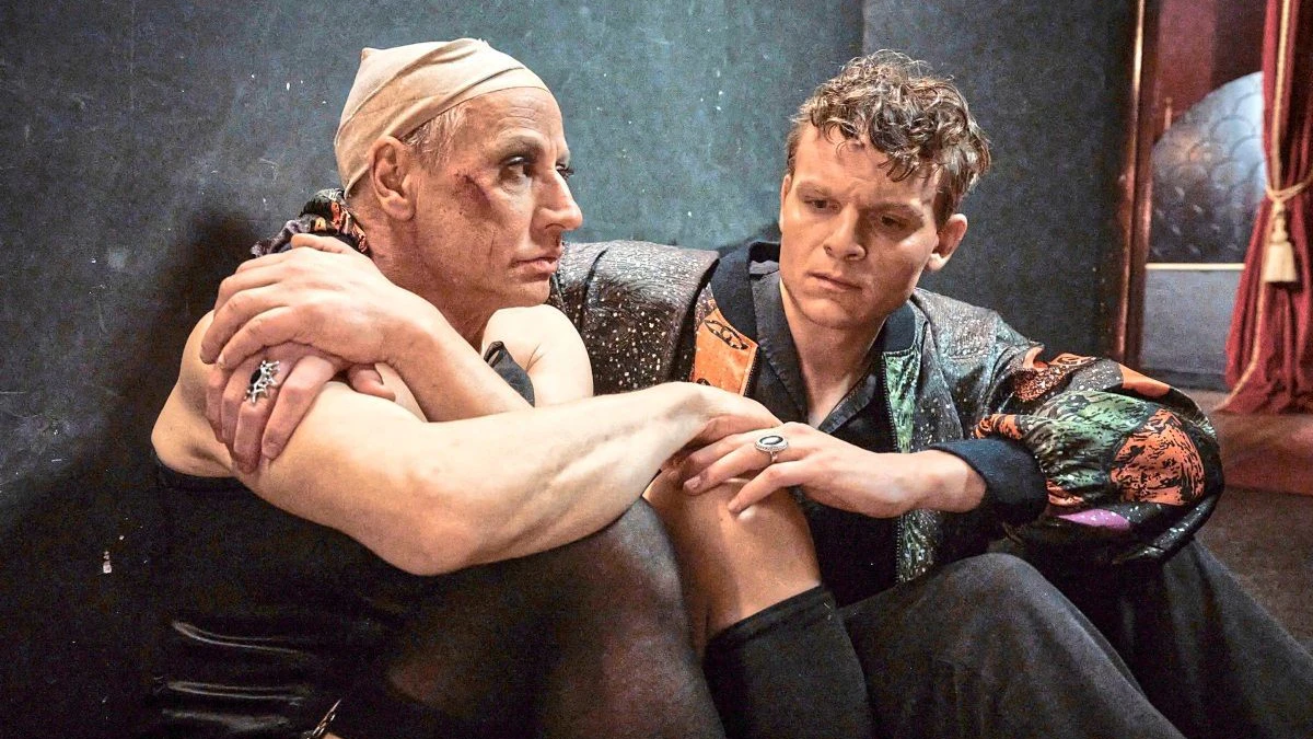 Johannes Hegemann in der Hauptrolle als Oliver Knöbel.