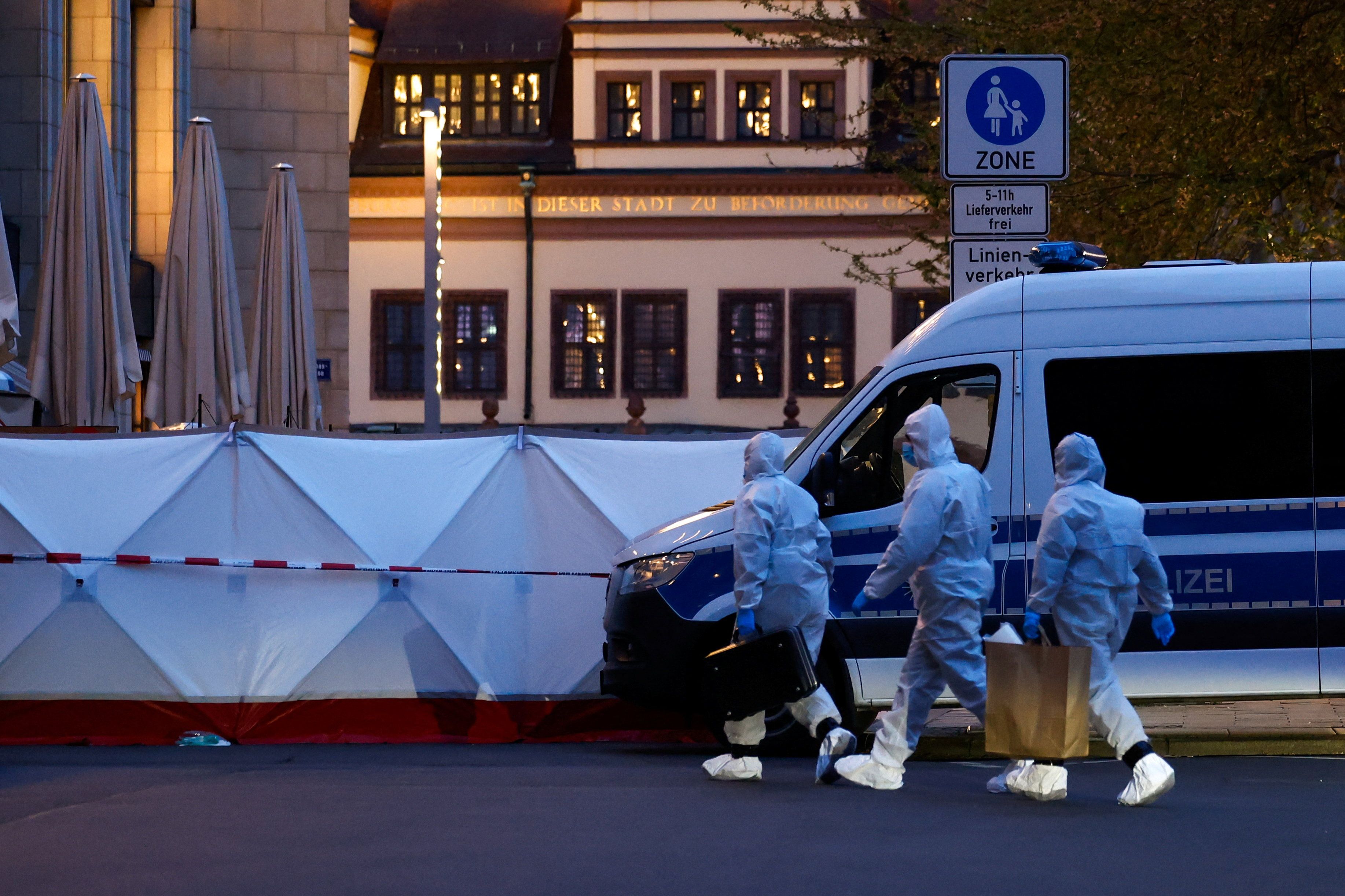 Die Spurensicherung bei ihrer Arbeit nach der mutmaßlichen Amok-Fahrt von Leipzig.