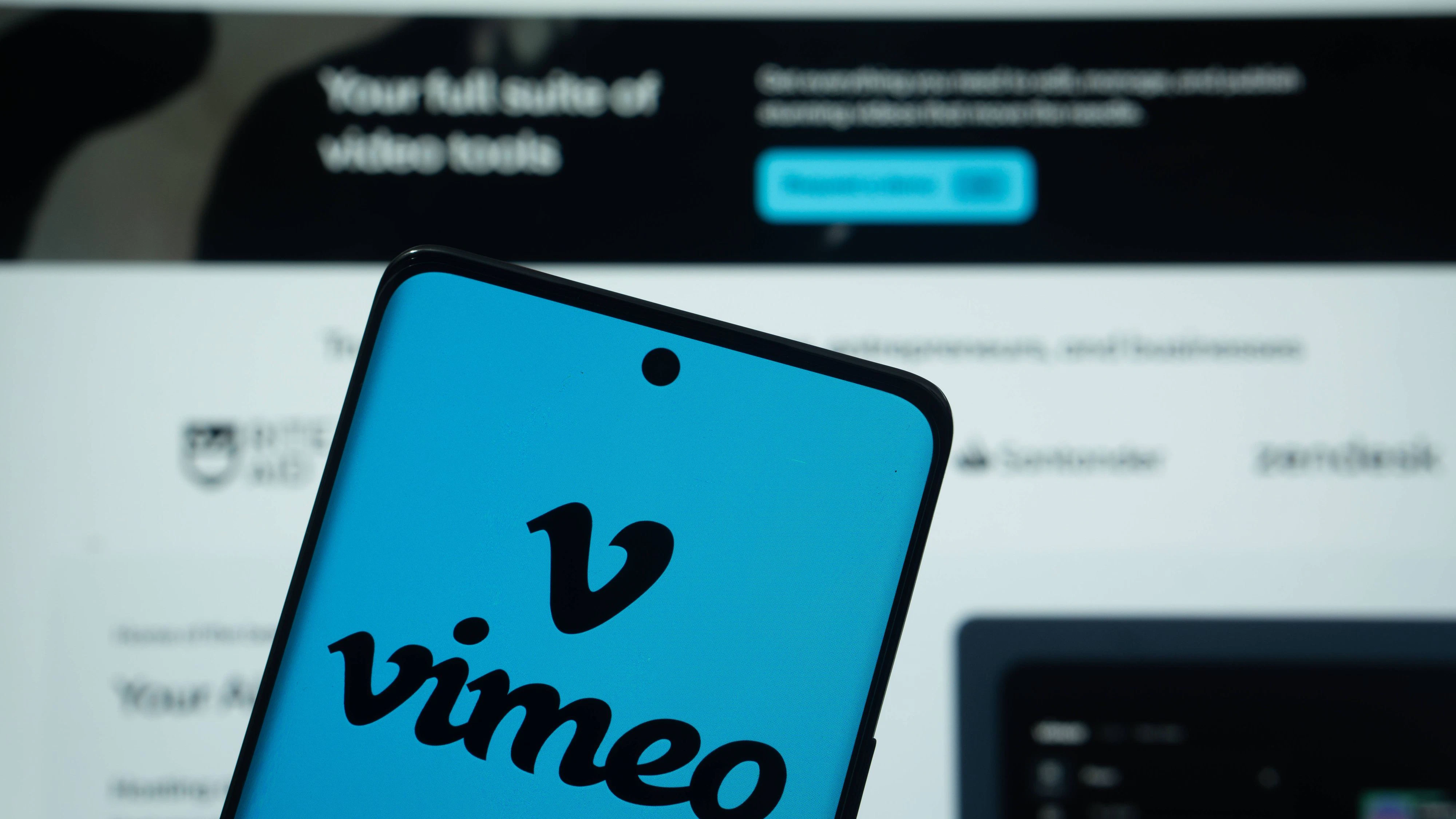 Dhaka, Bangladesch  17. März 2025: Das Logo von Vimeo wird auf einem Smartphone-Bildschirm angezeigt, und die Website ist auf einem Computerbildschirm im Hintergrund zu sehen. Dhaka, Bangladesh - 17 March 2025: The logo of the Vimeo is displayed on a smartphone screen, and the website is visible on a computer screen in the background. LicenseRM Copyright: xZoonar.com/MojahidxMottakinx 24543388