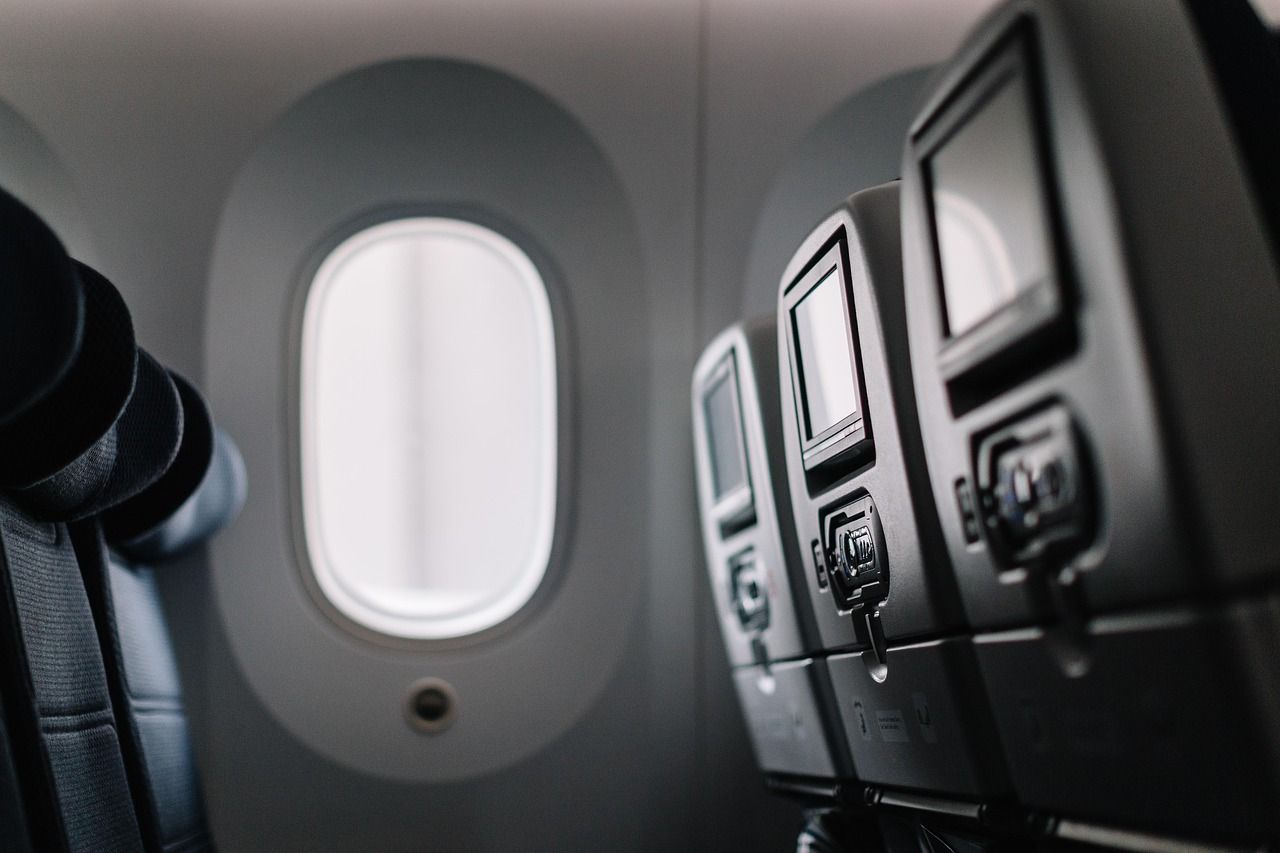 Flugzeugsitze am Fenster