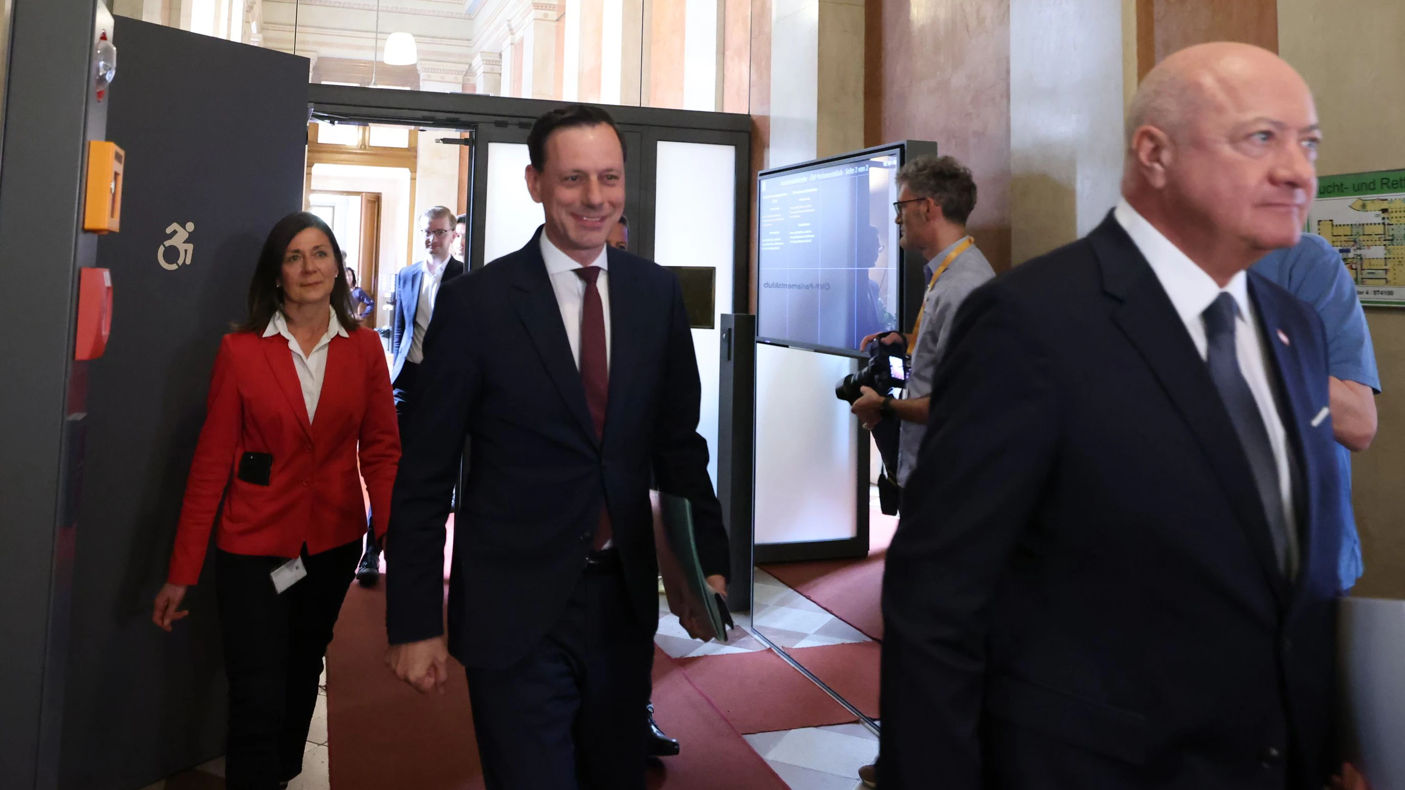 Gemeinsam mit Kanzler und ÖVP-Chef Stocker trat der frisch gewählte ÖVP-Klubobmann Ernst Gödl vor die Presse.