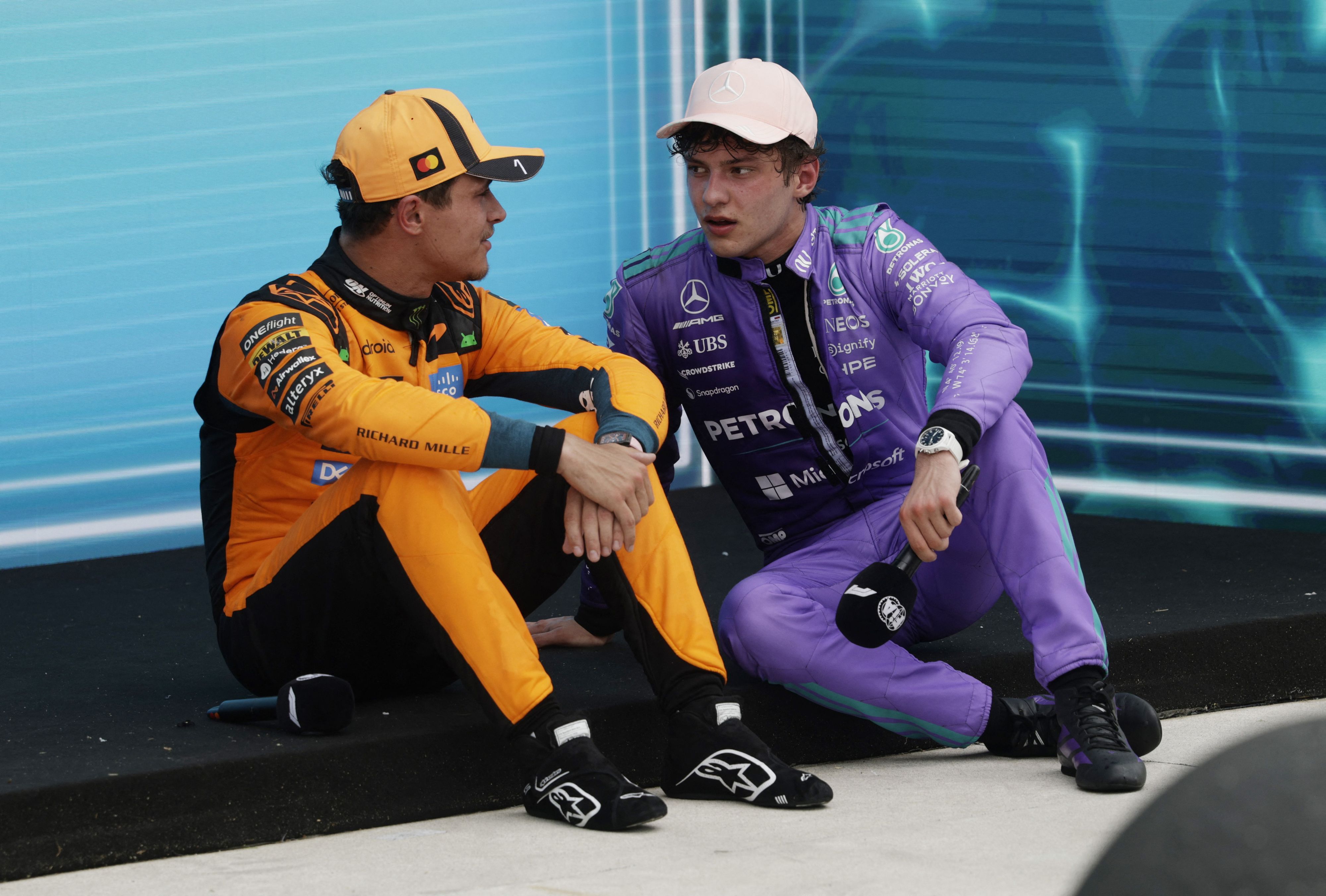 Formel-1-Weltmeister Lando Norris mit Rennsieger Kimi Antonelli. 