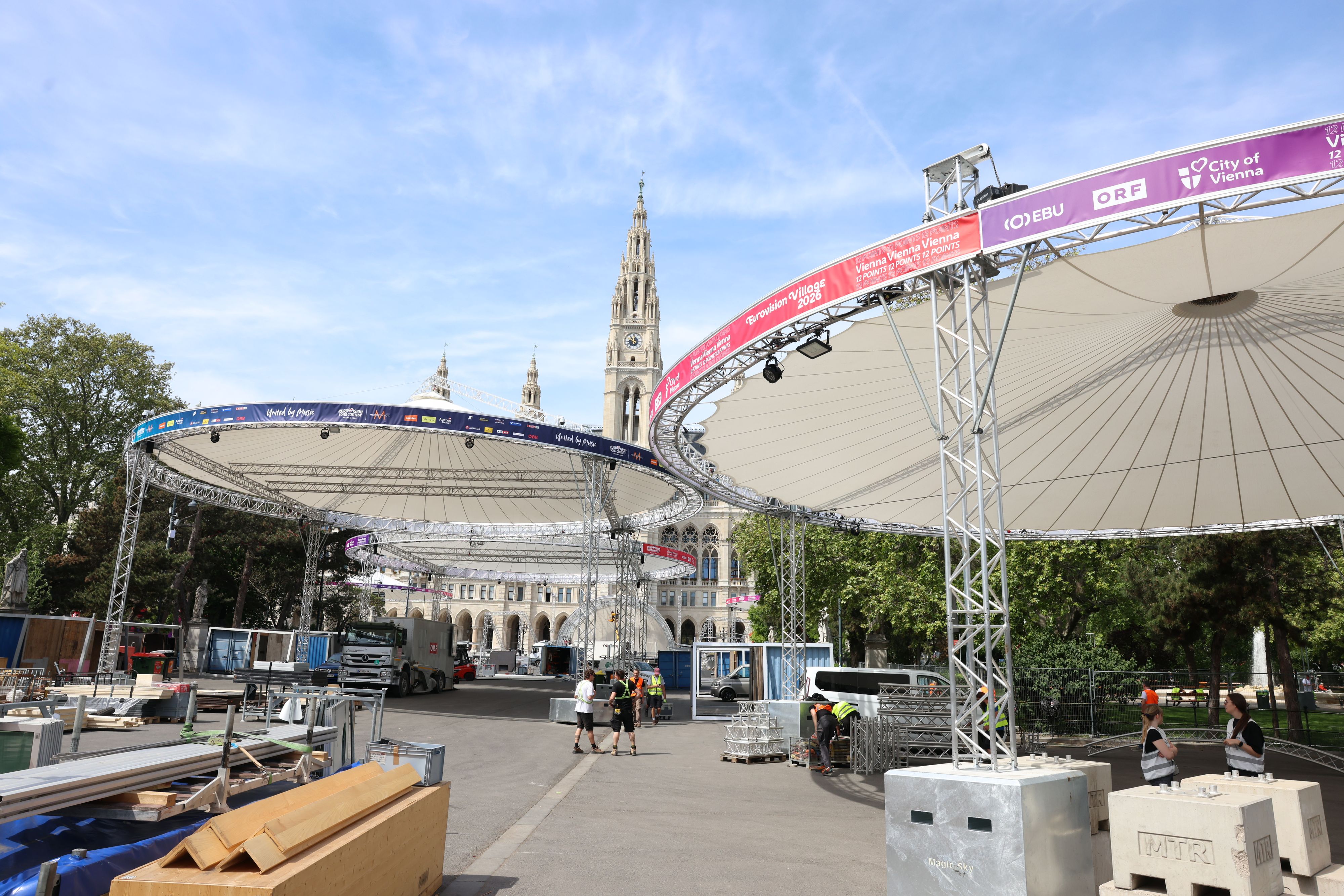 Aufbau für das ESC-Village am Rathausplatz läuft bereits. 