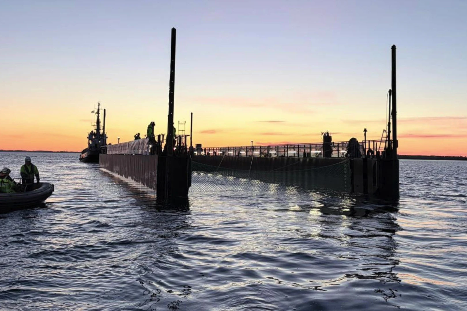 Mit dieser Barge wurde der Wal schließlich Richtung Nordsee und Atlantik gezogen