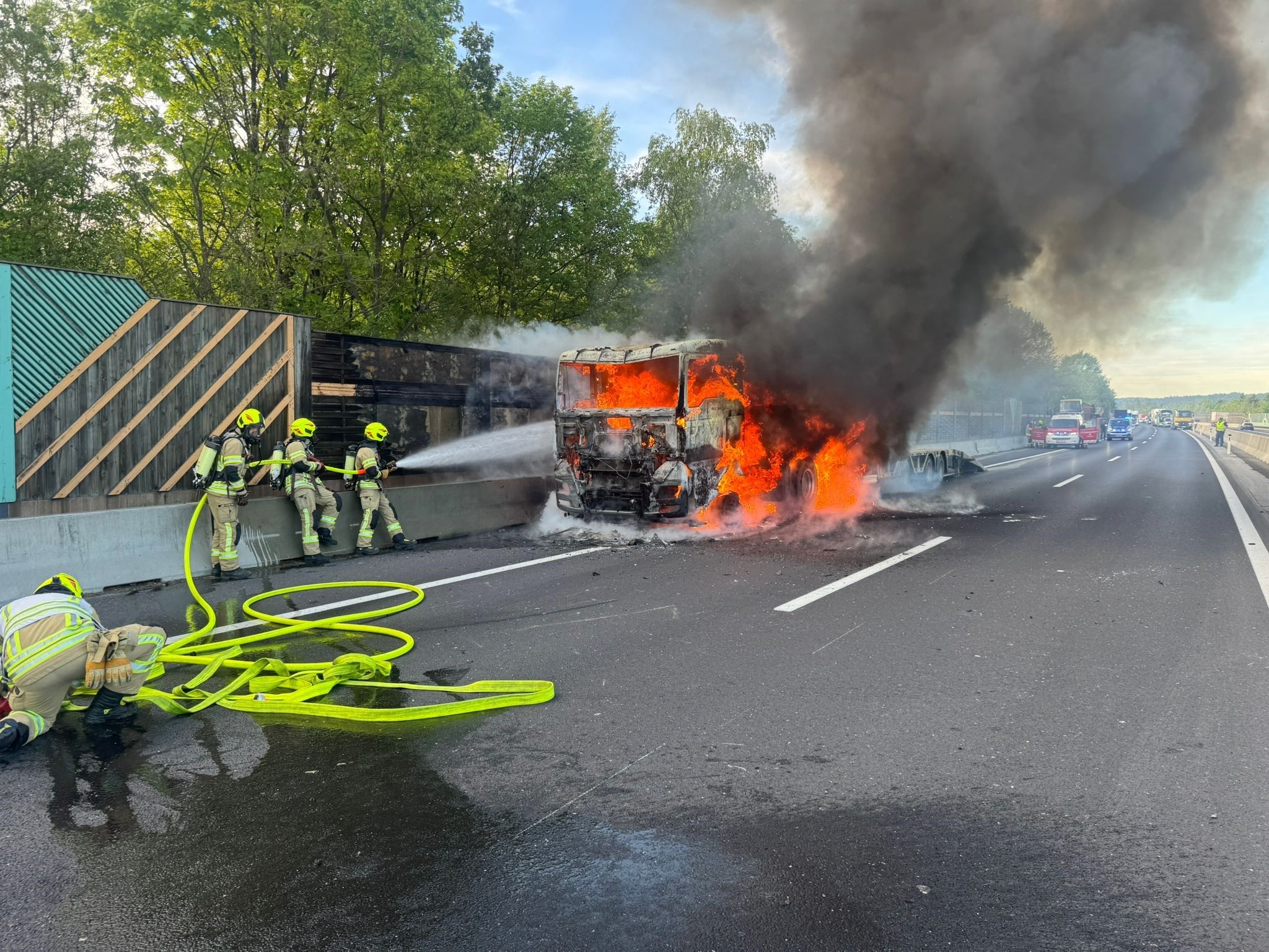 Die Feuerwehr Hartberg beim Löscheinsatz.