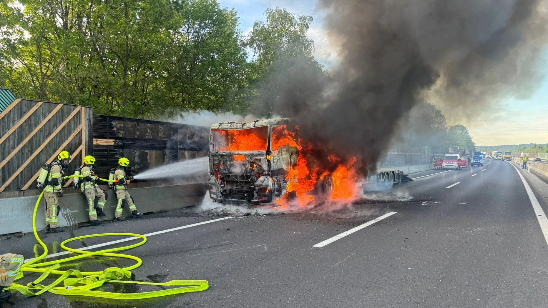 Die Feuerwehr Hartberg beim Löscheinsatz.