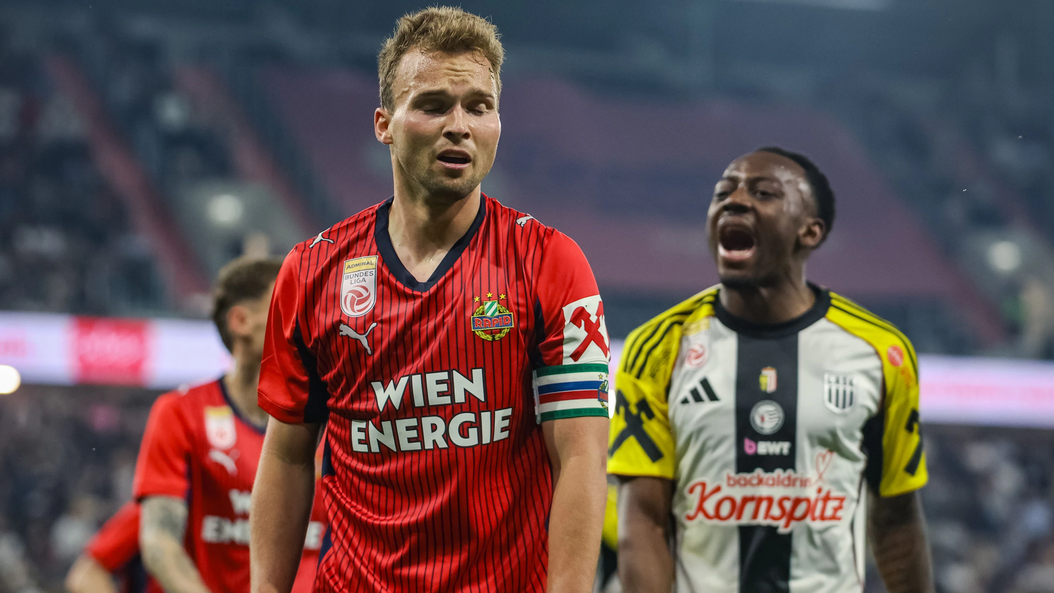 LINZ,AUSTRIA,04.MAY.26 - SOCCER - ADMIRAL Bundesliga, championship group, Linzer ASK vs SK Rapid Wien. Image shows Matthias Seidl (Rapid) and George Bello (LASK). Photo: GEPA pictures/ Manuel Binder