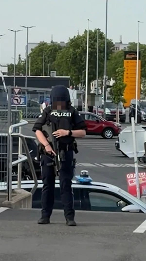 Bombendrohung Supermarkt NÖ: Polizei-Einsatz in Traiskirchen nach anonymer Warnung, keine Gefahr festgestellt, Ermittlungen laufen.