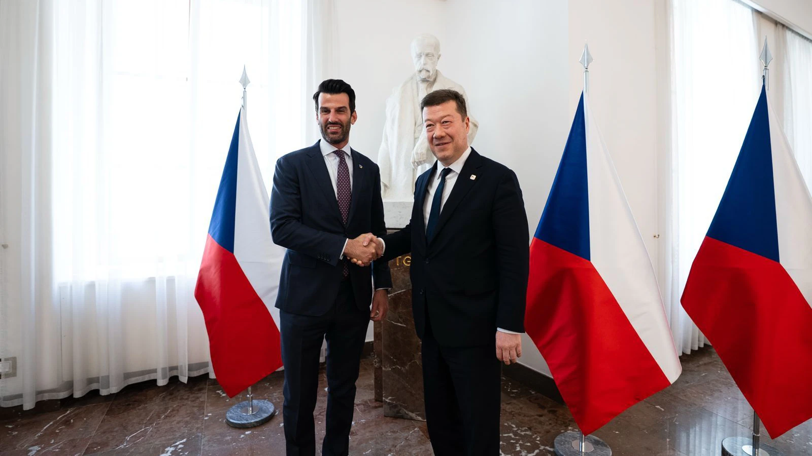 Niederösterreichs Verkehrslandesrat LH-Stellvertreter Udo Landbauer traf bei seinem Besuch in Prag den tschechischen Parlamentspräsidenten Tomio Okamura zu einem freundschaftlichen Arbeitsgespräch. 