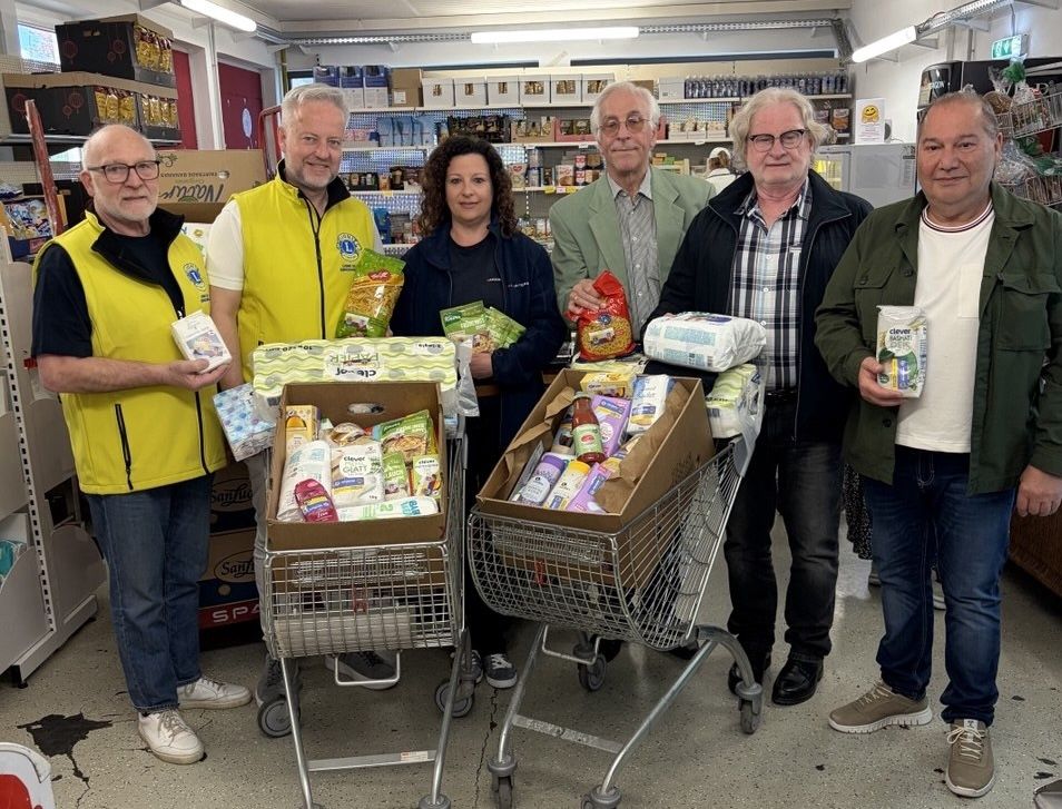 Heinz Oberhauser, Christian Nemec, Marktleiterin Bettina Jelenko, Andreas Tögel, Peter Jungmeister und Samariterbund‑Geschäftsführer Ralph Ebhart.