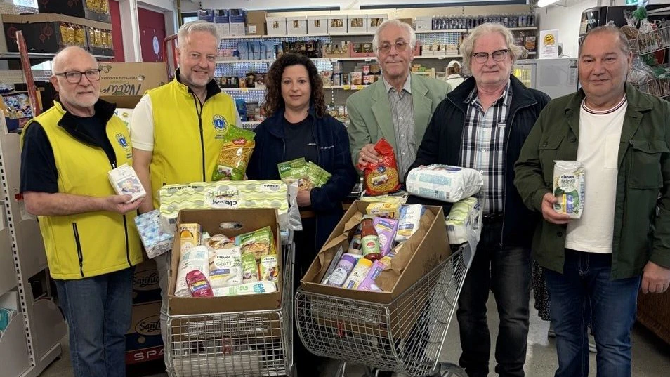 Heinz Oberhauser, Christian Nemec, Marktleiterin Bettina Jelenko, Andreas Tögel, Peter Jungmeister und Samariterbund‑Geschäftsführer Ralph Ebhart.