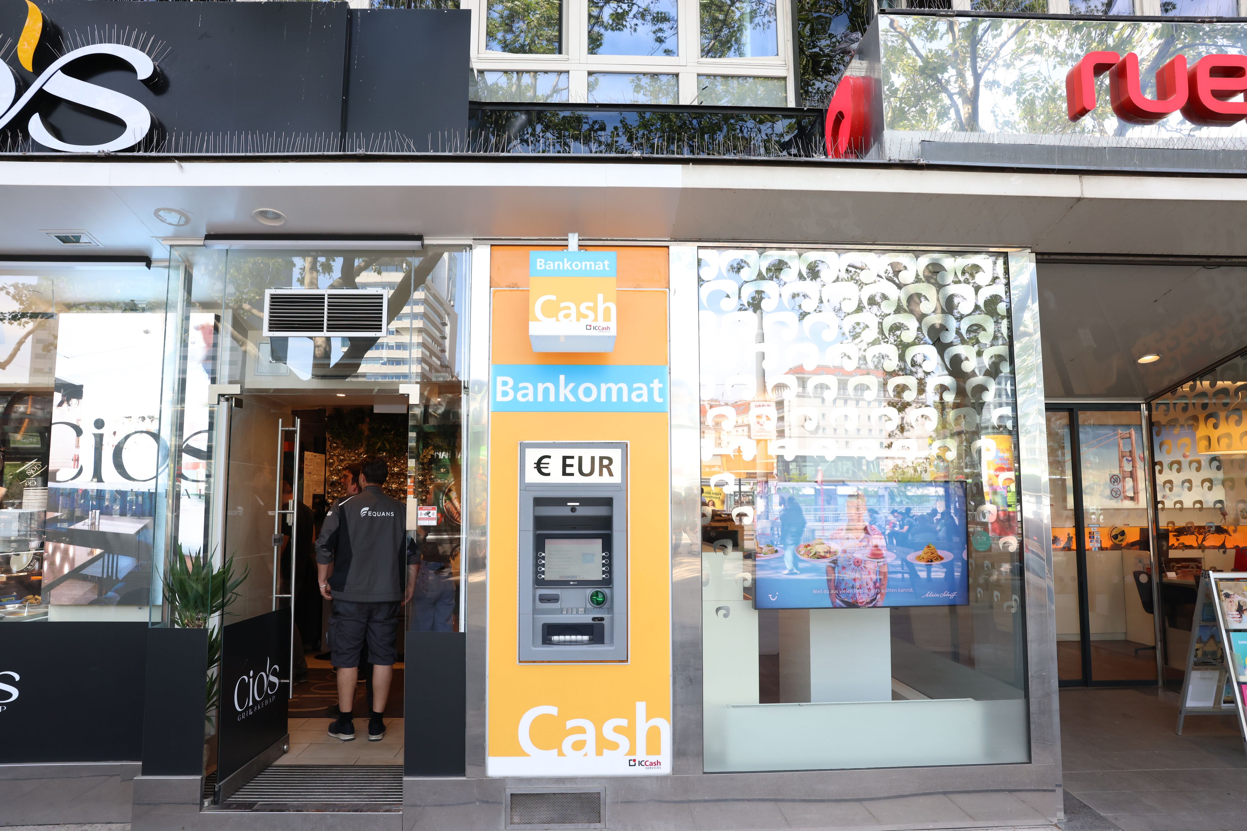 Am Schwedenplatz sind kaum mehr Automaten zu finden, bei denen keine Gebühren zu entrichten sind.