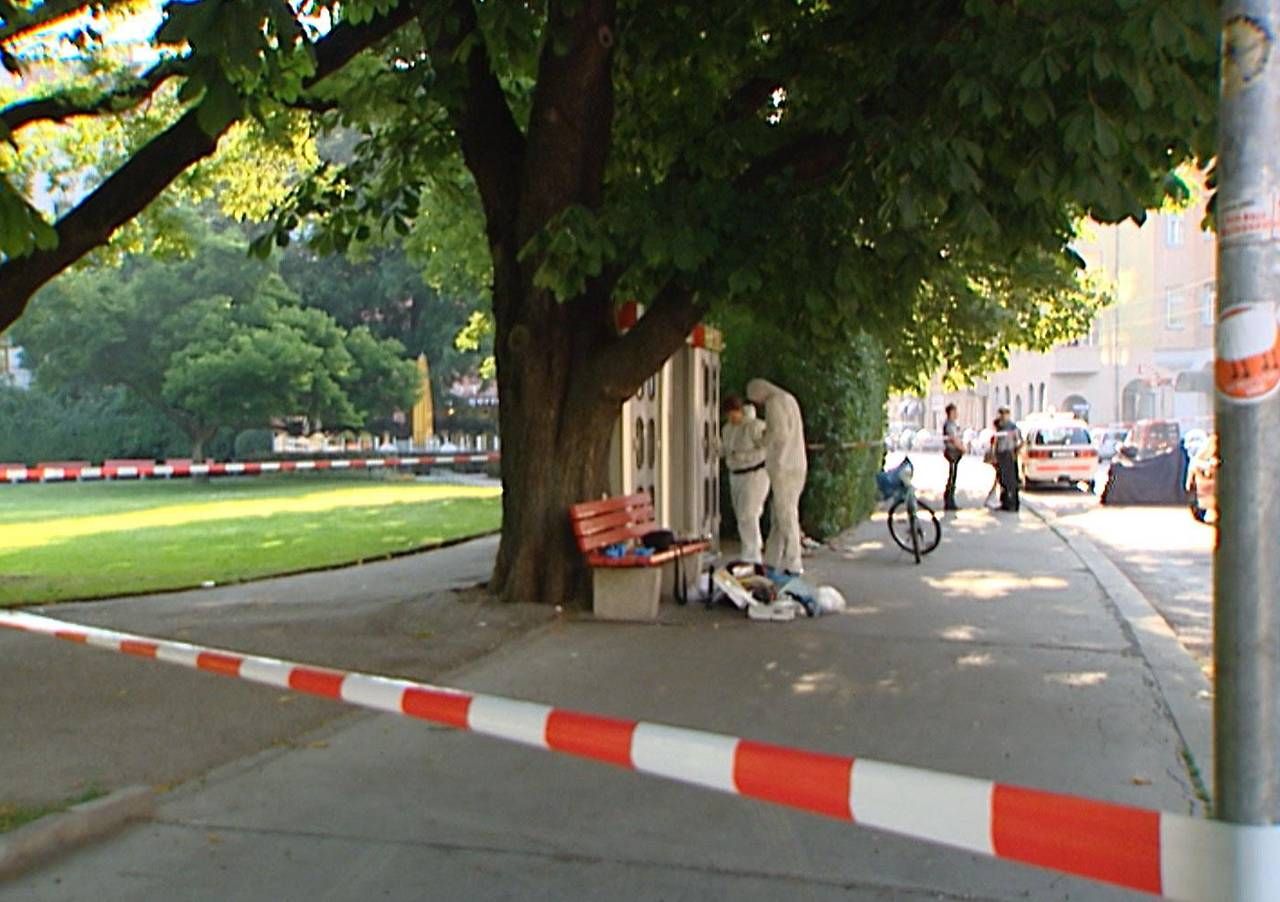 Hier vor dieser Telefonzelle in Innsbruck kam es zur furchtbaren Gewalttat an der jungen Frau.
