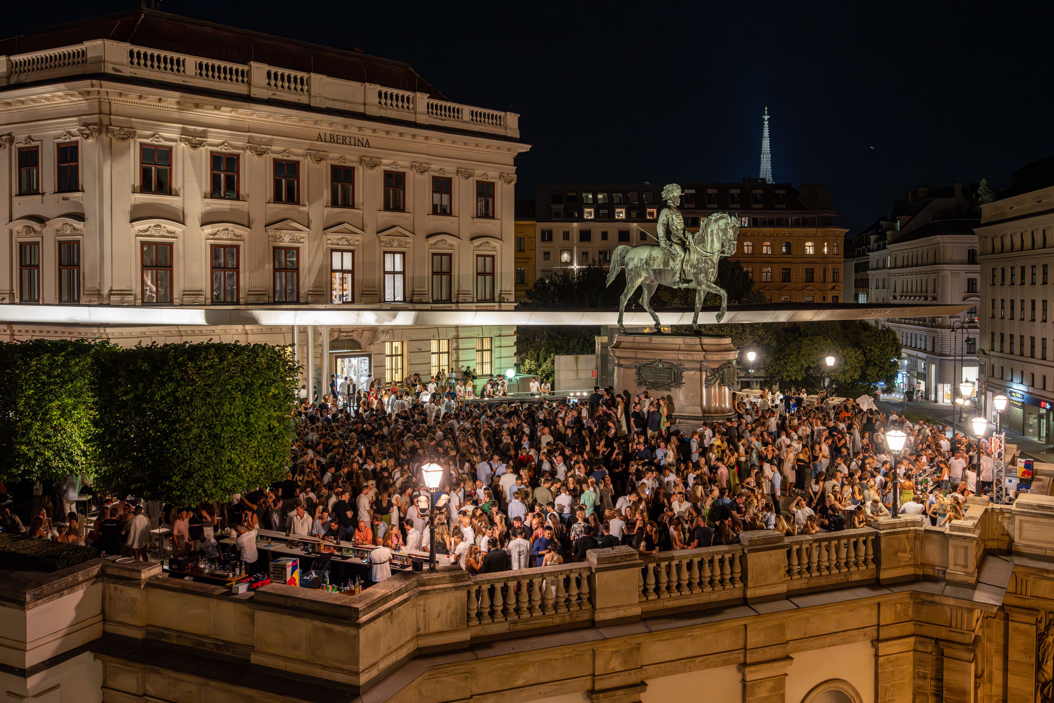 Wien im Afterwork-Fieber: Jeden Mittwoch wird ab sofort auf der Bastei der Albertina gefeiert. 