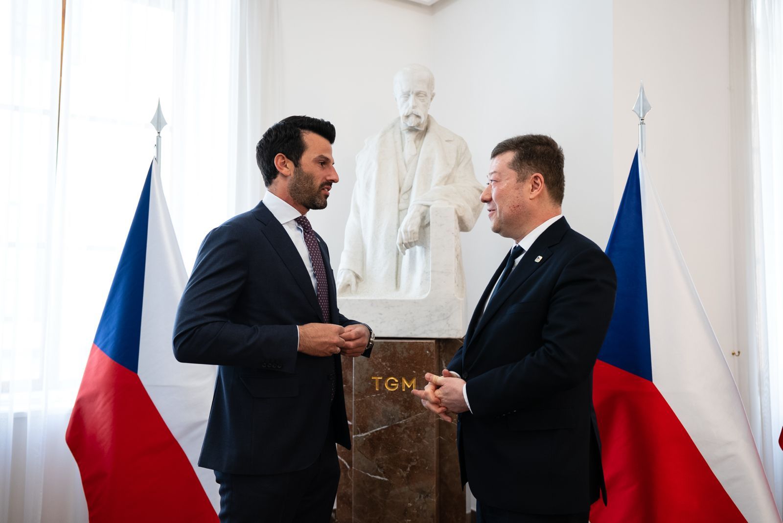 Niederösterreichs Verkehrslandesrat LH-Stellvertreter Udo Landbauer traf bei seinem Besuch in Prag den tschechischen Parlamentspräsidenten Tomio Okamura.