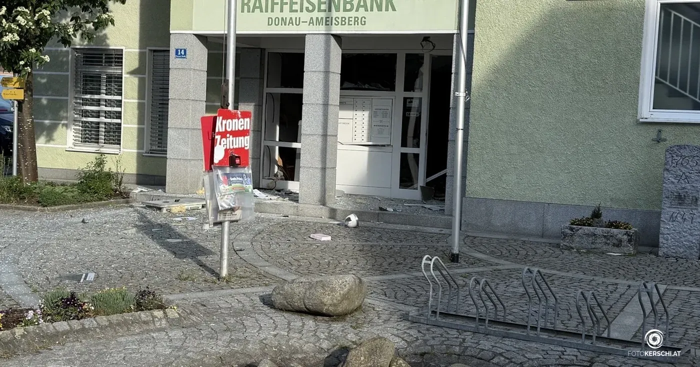 Bilder zeigen das Trümmerfeld rund um die Bankfiliale. 