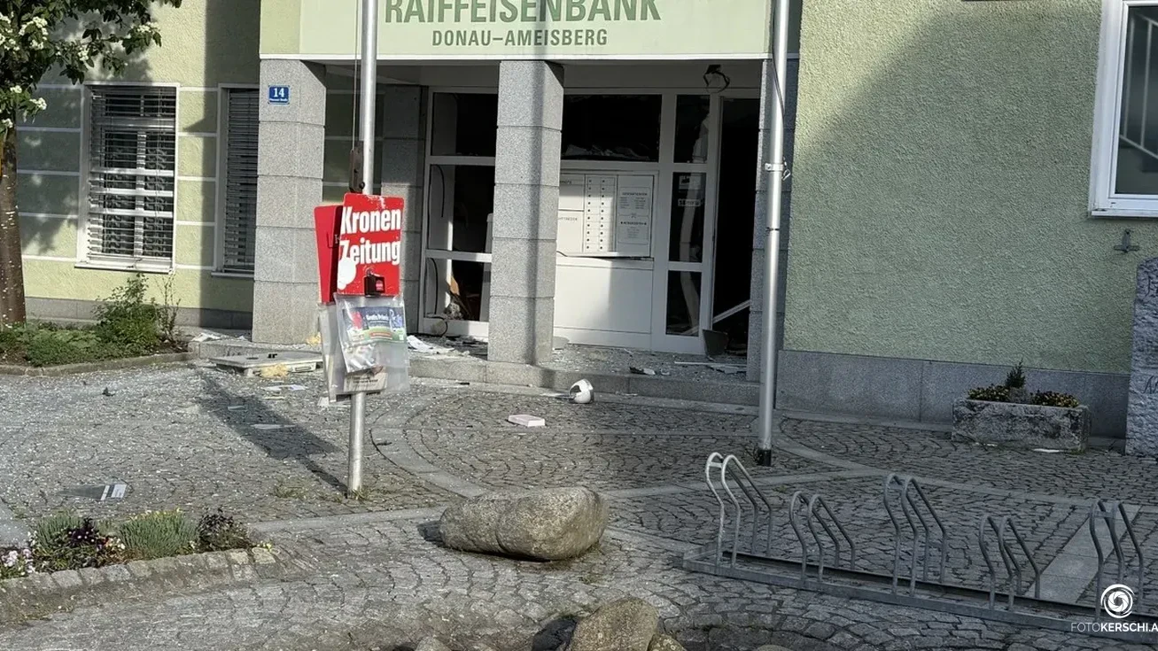 Bilder zeigen das Trümmerfeld rund um die Bankfiliale. 