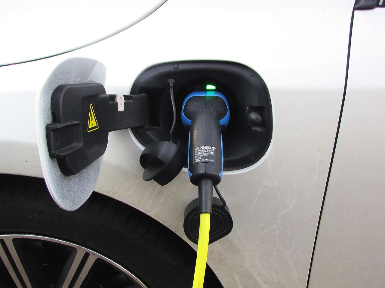 Plug-in-Hybrid an der Ladesäule