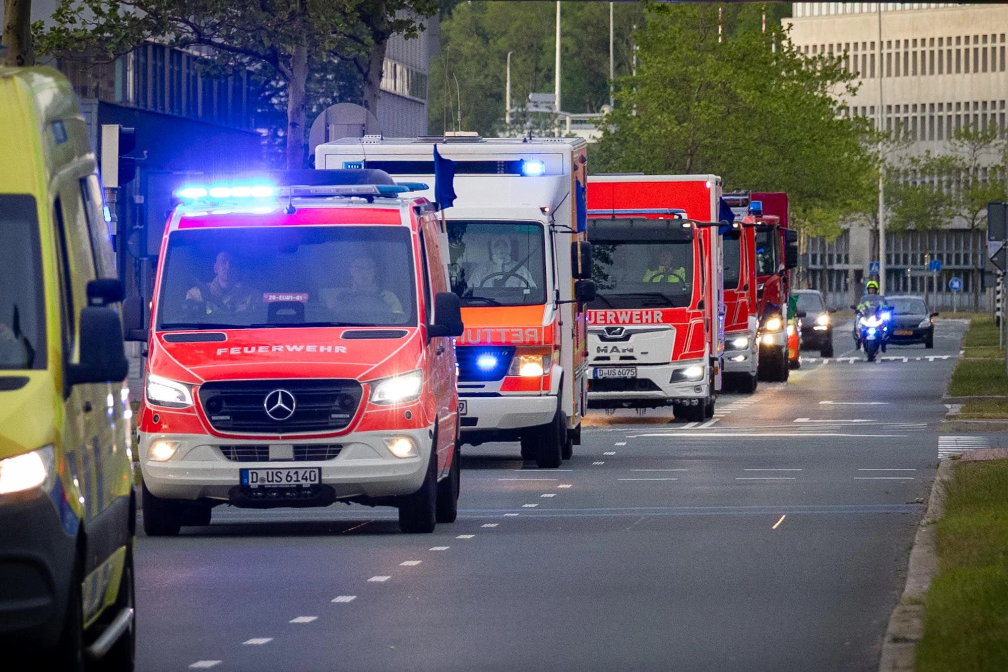Eine deutsche Patientin wird unter umfangreichen Sicherheitsvorkehrungen von Amsterdam nach Düsseldorf überstellt