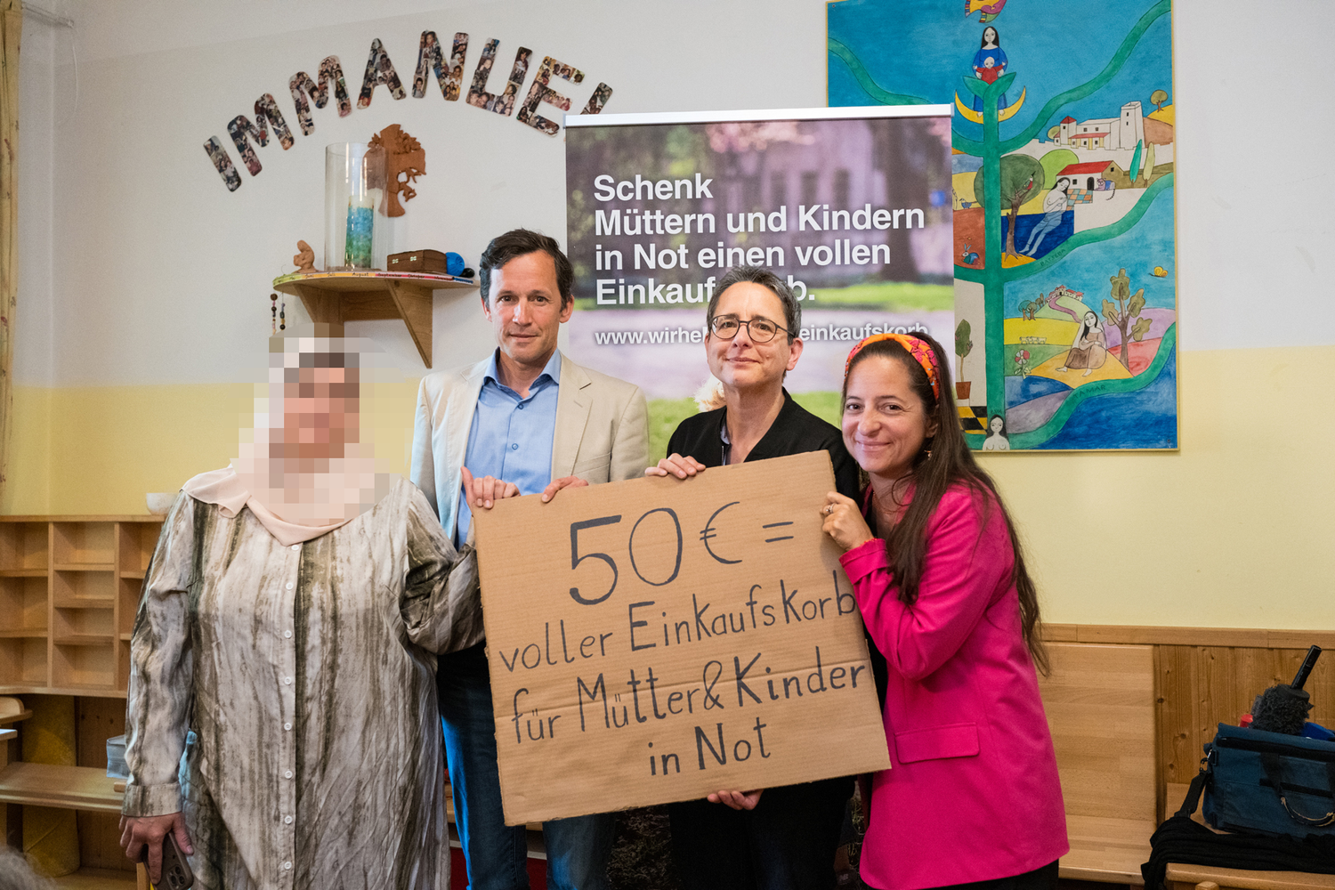Eine Alleinerzieherin, Caritas-Direktor Klaus Schwertner, Lydia Rössler, Leiterin des Caritas Mutter-Kind-Hauses Immanuel und Kabarettistin Caroline Athanasiadis (v.l.)