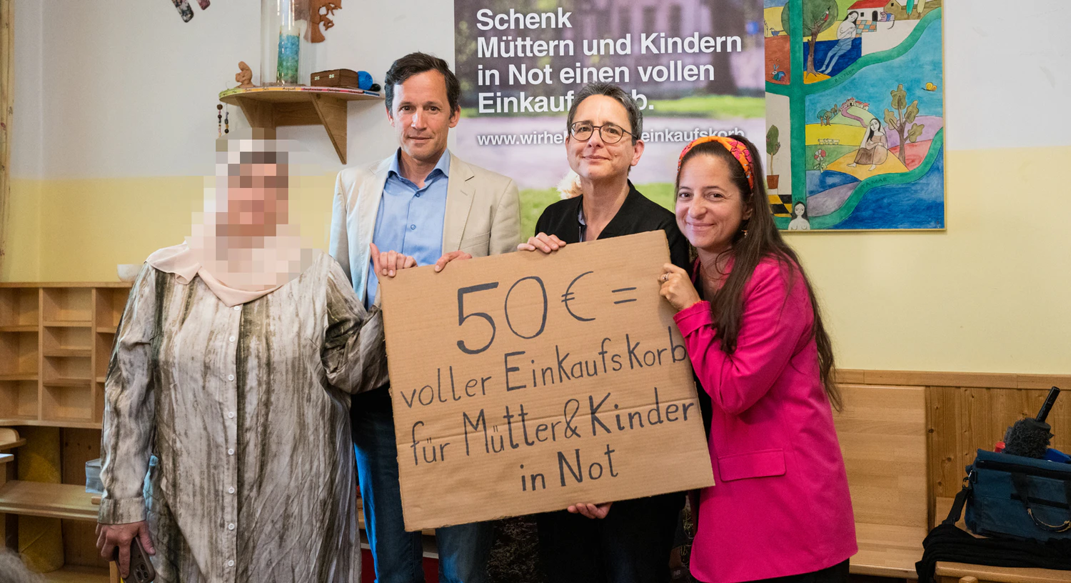 Eine Alleinerzieherin, Caritas-Direktor Klaus Schwertner, Lydia Rössler, Leiterin des Caritas Mutter-Kind-Hauses Immanuel und Kabarettistin Caroline Athanasiadis (v.l.)