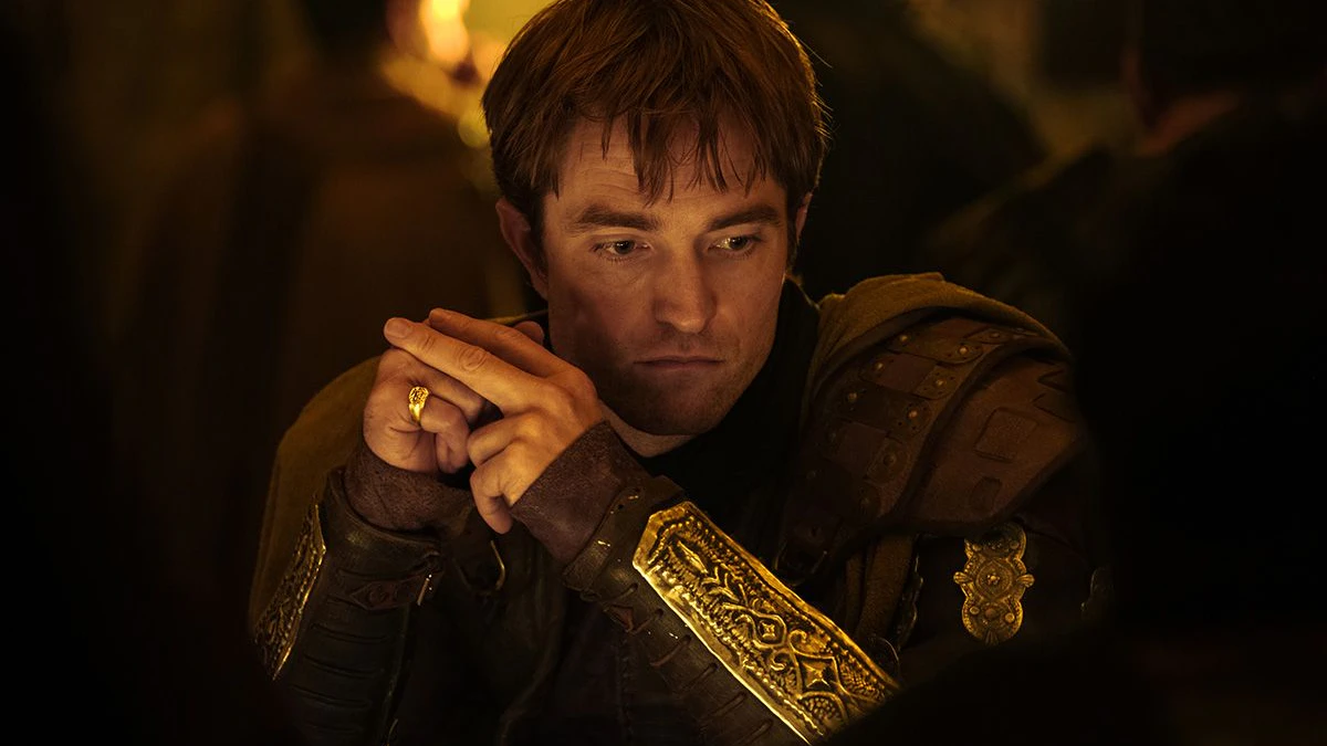 Robert Pattinson spielt Antinous in der Epos-Verfilmung "Die Odyssee". Er ist der Sohn des Eupeithes, der Anführer und der frechste sowie bösartigste unter den Freiern, die Penelope während Odysseus’ 20-jähriger Abwesenheit bedrängen.