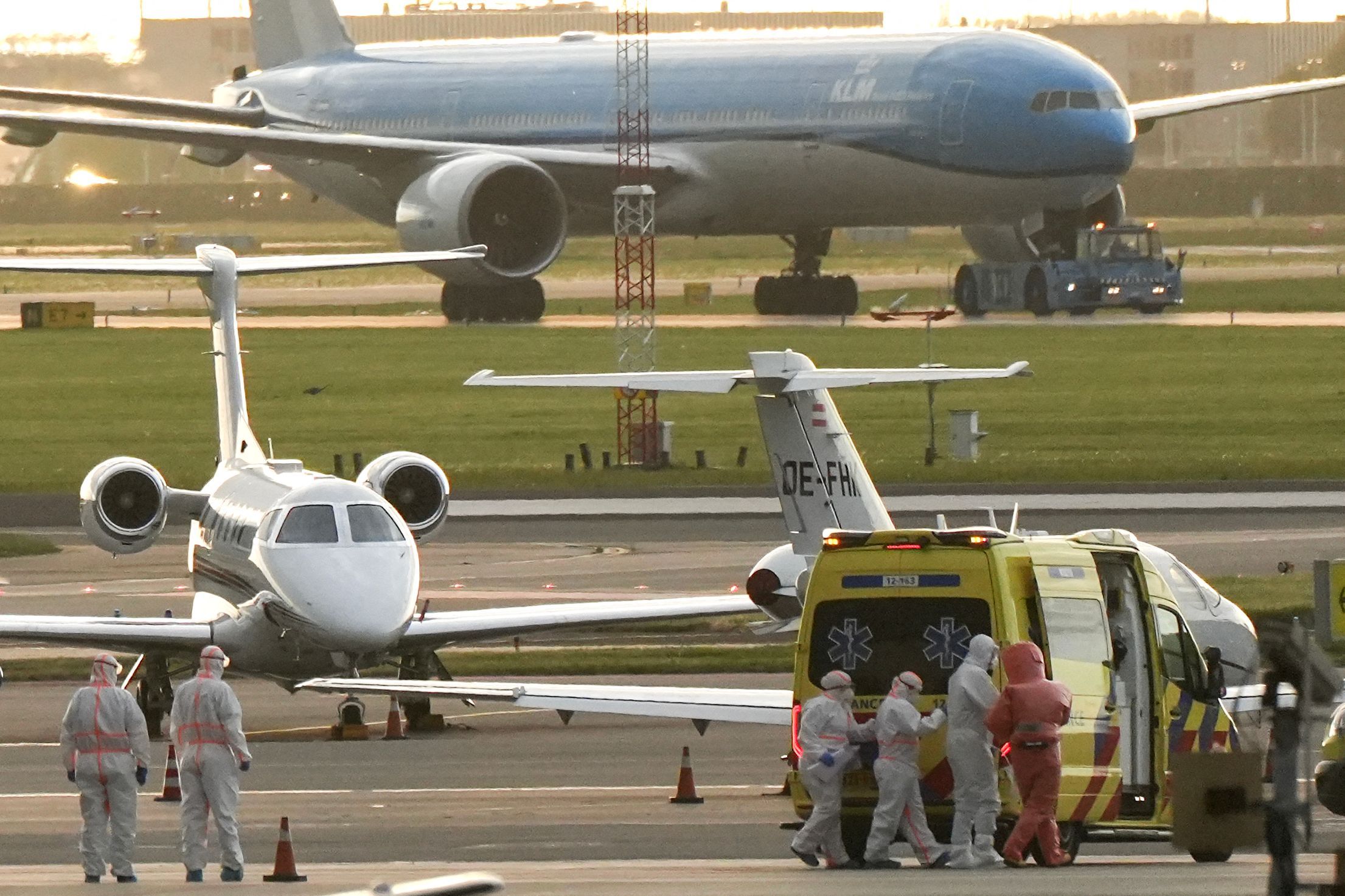Das Flugzeug ist in Amsterdam gelandet.