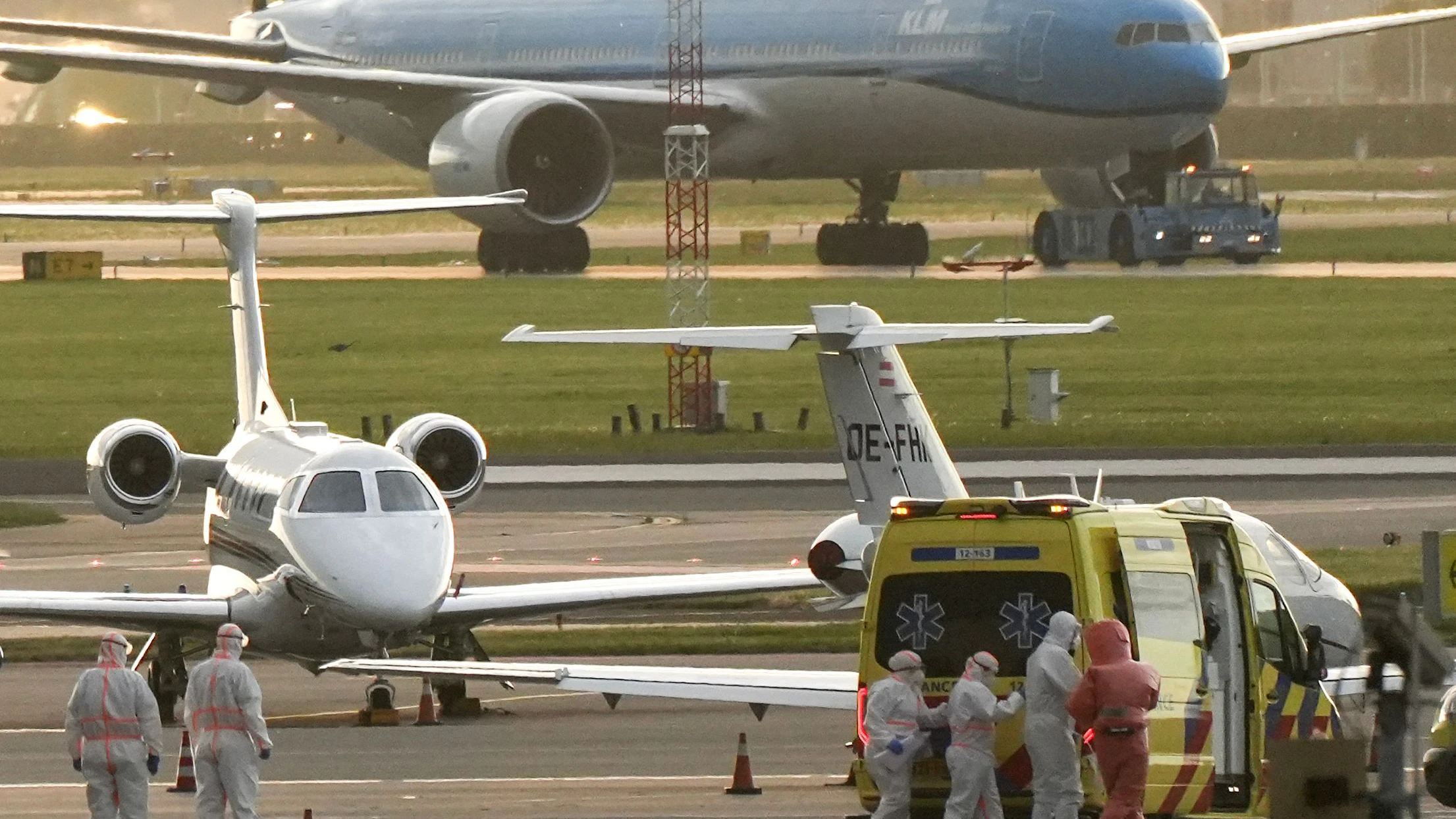 Das Flugzeug ist in Amsterdam gelandet.