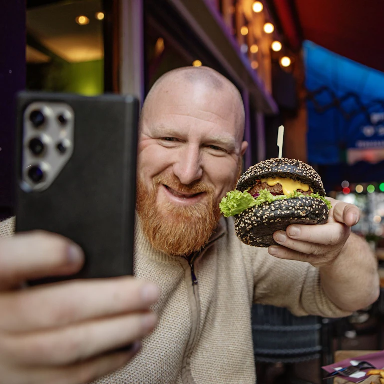 Kreuzfahrten, Autos, Sprit, Flugreisen, Gasverträge, Stromtarife, Fleisch: Für all das darf seit 1. Mai in Amsterdam nicht mehr auf öffentlichen Raum geworben werden. Wie es dazu kam, welche Strafen drohen. Und warum Milch knapp dem Verbot entkam.