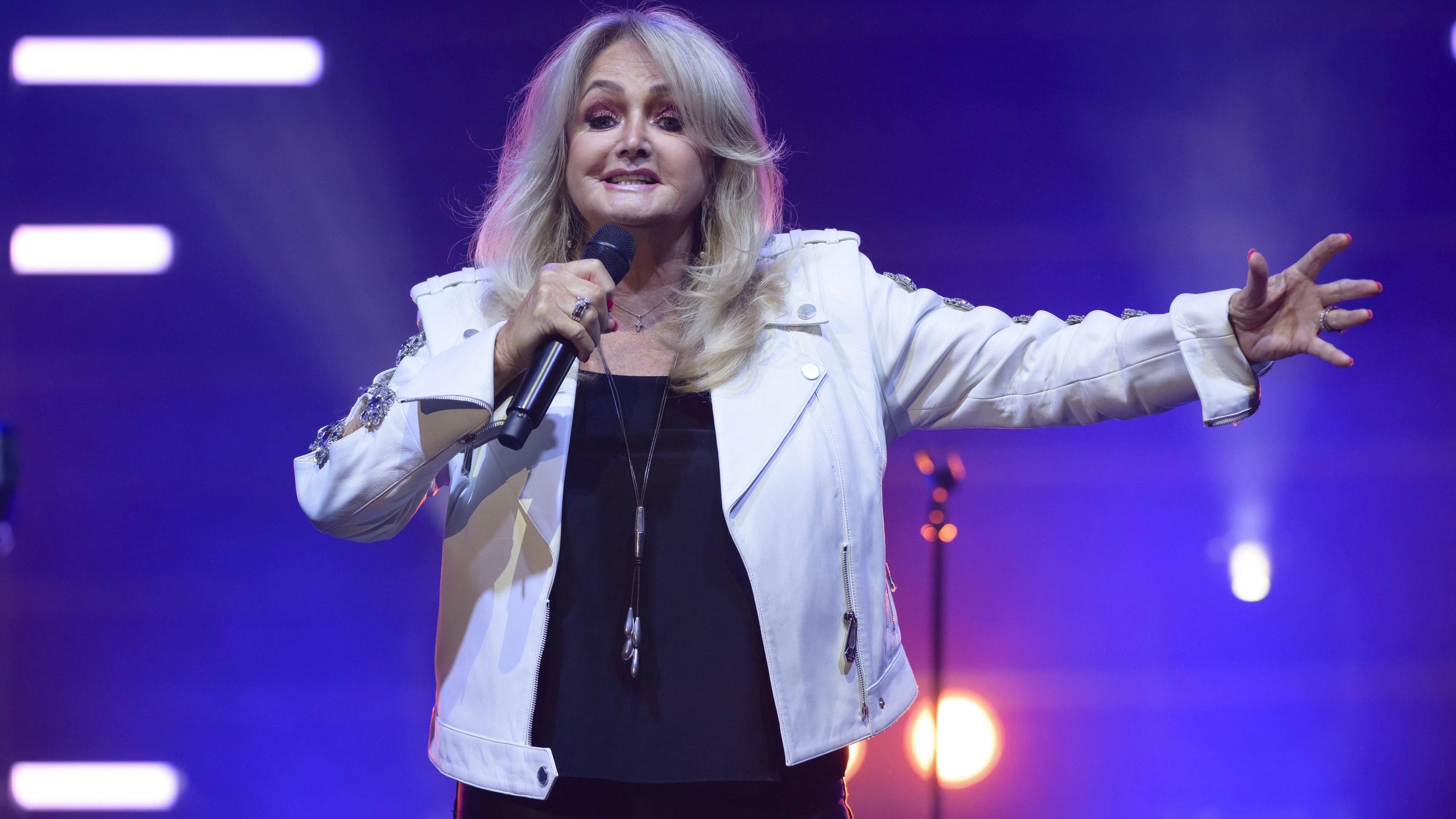 Bonnie Tyler musste sich einer Not-Operation unterziehen.
