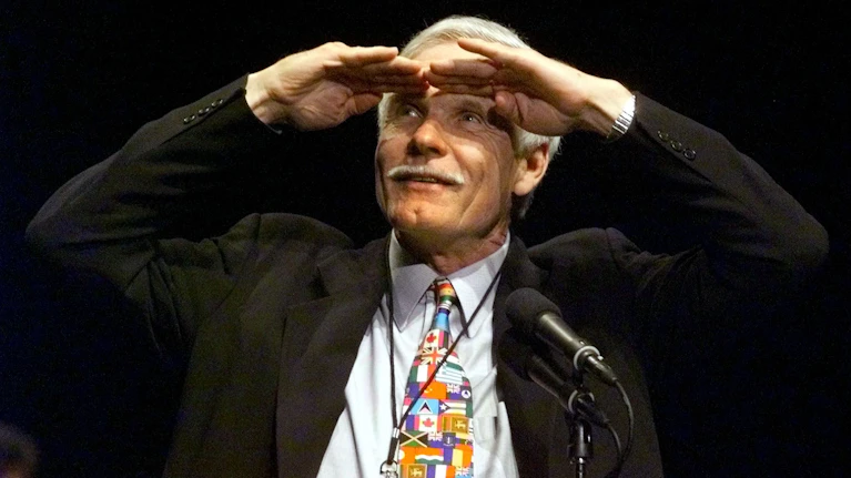 Er löste eine Medien-Revolution aus. 1980 gründete Ted Turner CNN. Eugen Freund gestaltete rund 100 Beiträge für den 24-Stunden-Nachrichtensender, 1990 traf er Ted Turner zum Interview. Zum Tod des Medienmachers: Die Kernaussagen aus dem Gespräch.