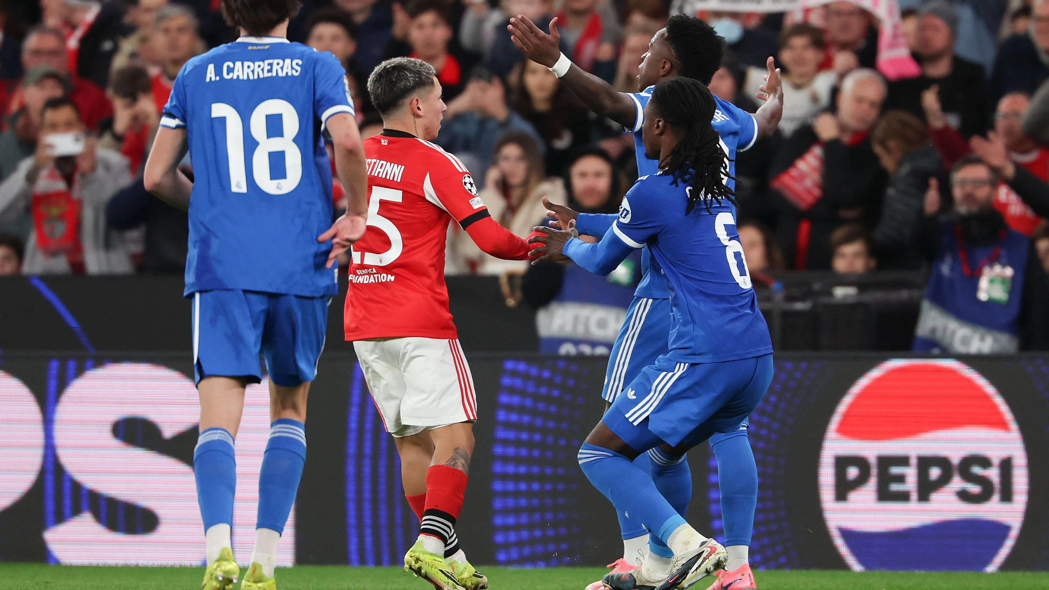 Gianluca Prestianni im Dress von Benfica Lissabon beim Duell gegen Real Madrid. 