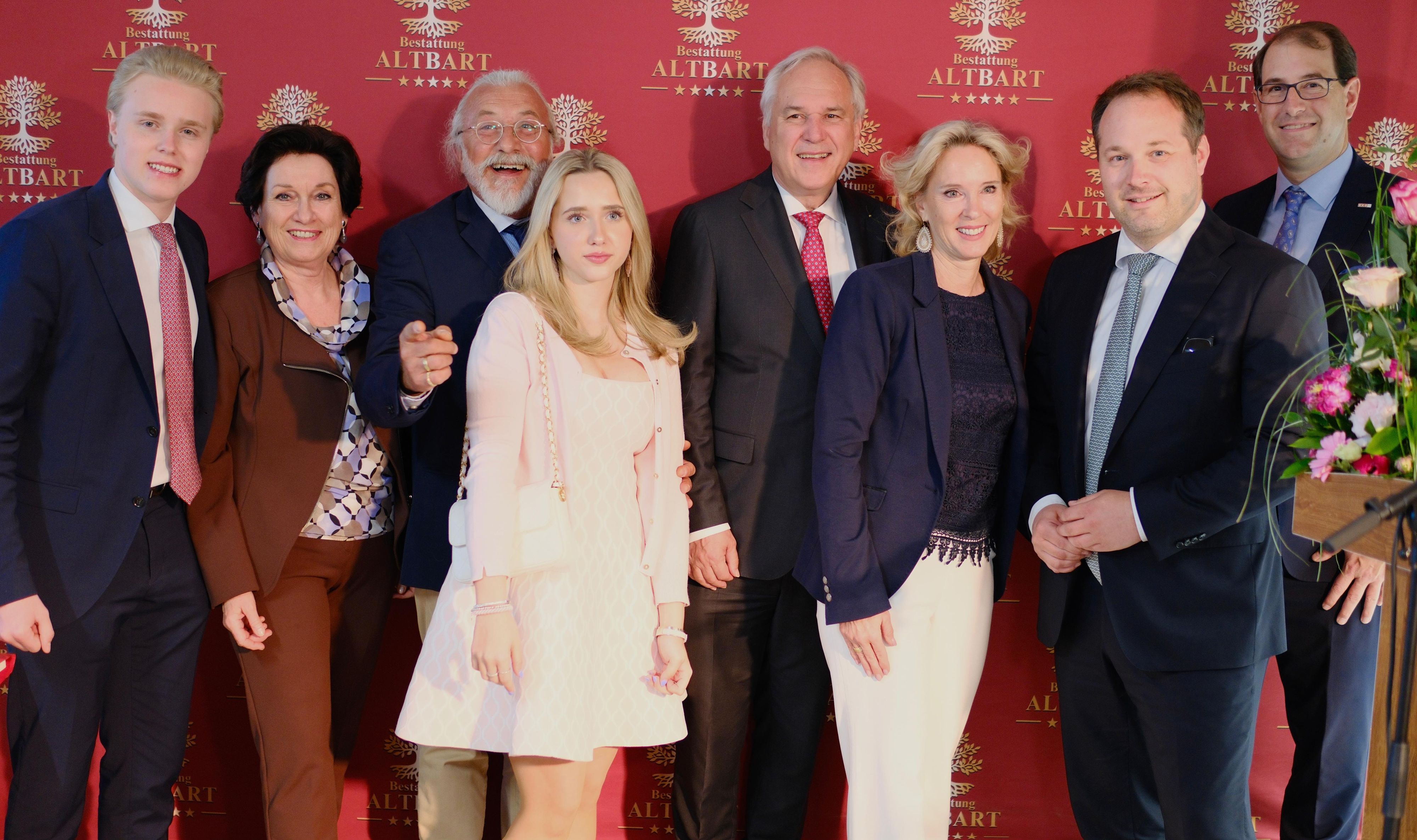v.l.: Arthur Altbart, KommR Margarete Kriz-Zwittkovits (Vizepräsidentin Wirtschaftskammer Wien), Heini Altbart, Malvine Altbart, Nationalratspräsident Walter Rosenkranz, Anja Altbart, Daniel Resch (Bezirksvorsteher) und Harald Emberger (Bezirksmanager Währing und Döbling)